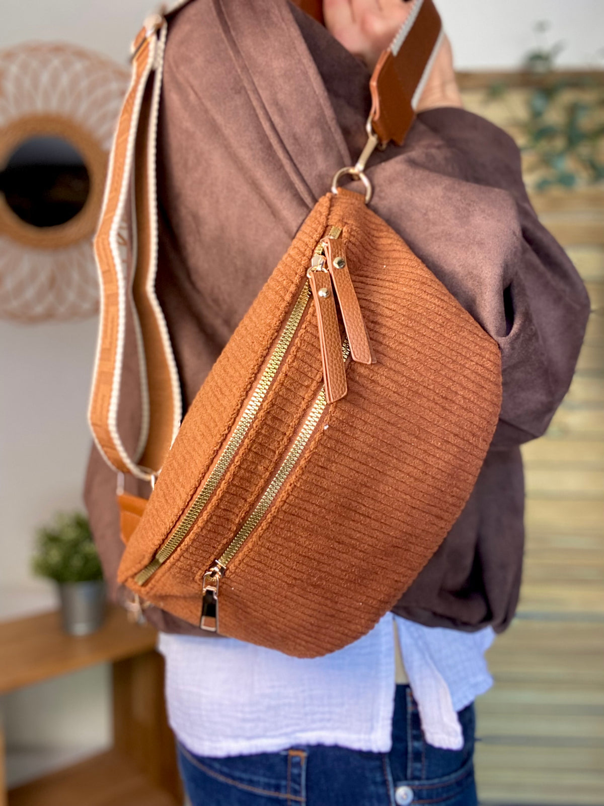 Sac banane L en velours côtelé 2 zips et sangle fantaisie - ASHLY - Camel foncé • FIN DE SÉRIE