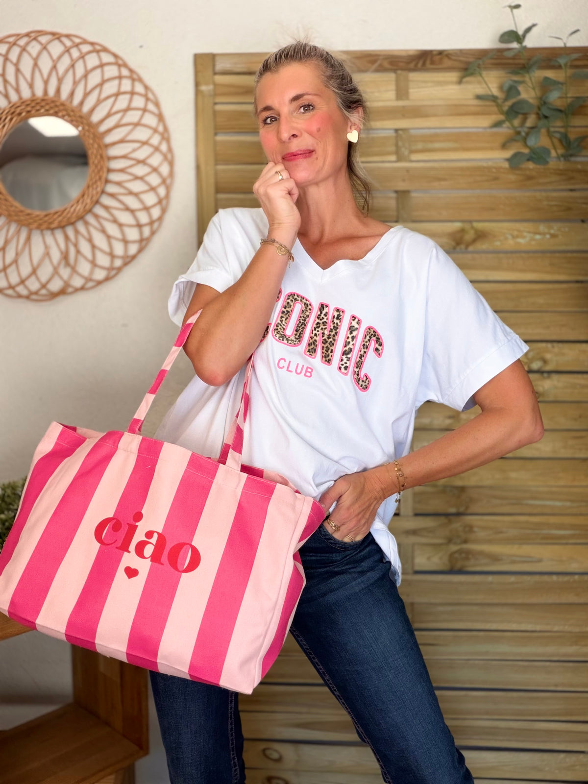 Tee shirt col V ICONIC club oversized MILA Léo - FIN DE SÉRIE