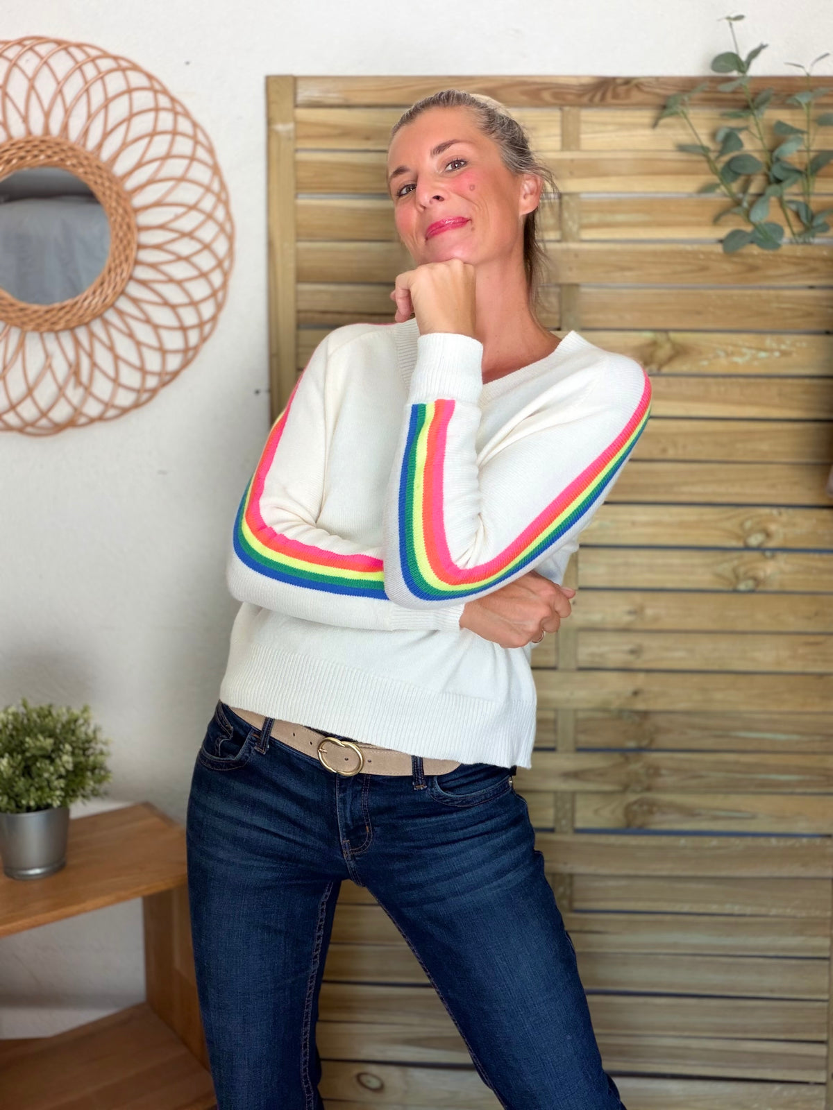 Pull épais avec bandes arc-en-ciel, col V - RAINBOW 🌈 Écru - Winter 2026