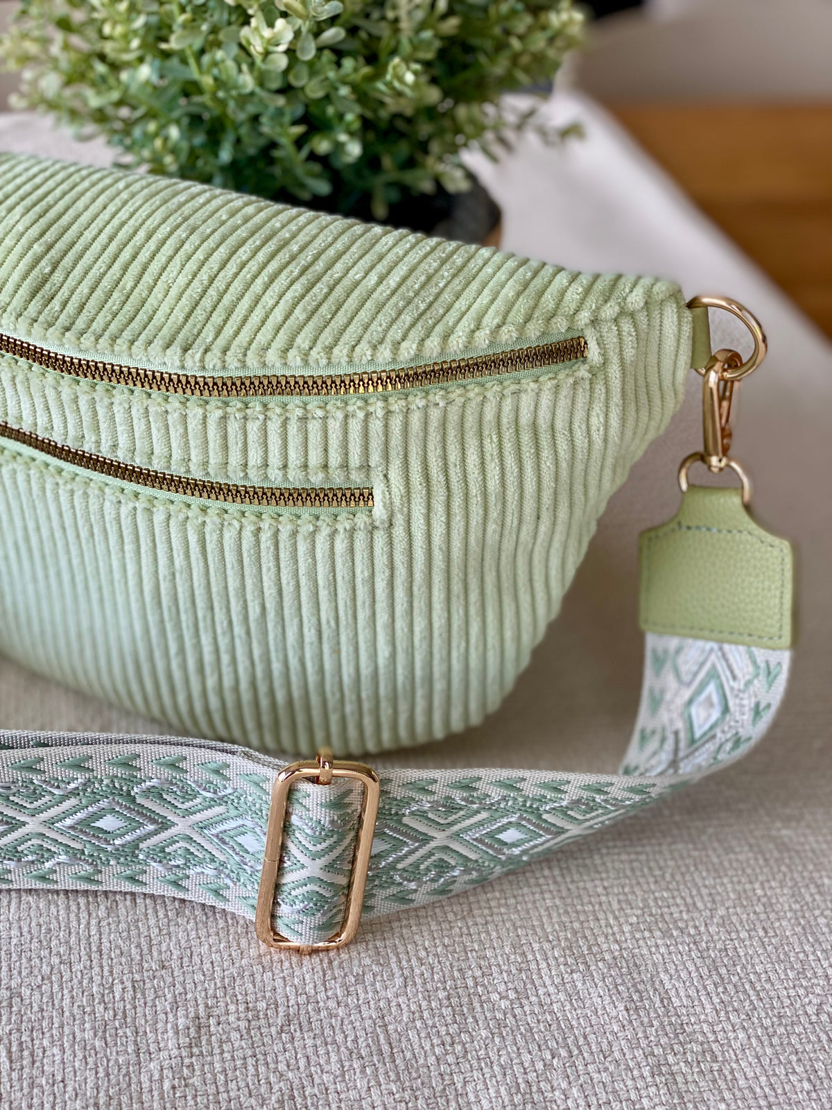 Sac banane L en velours côtelé 2 zips et sangle bicolore - ASHLY - Vert d’eau • FIN DE SÉRIE