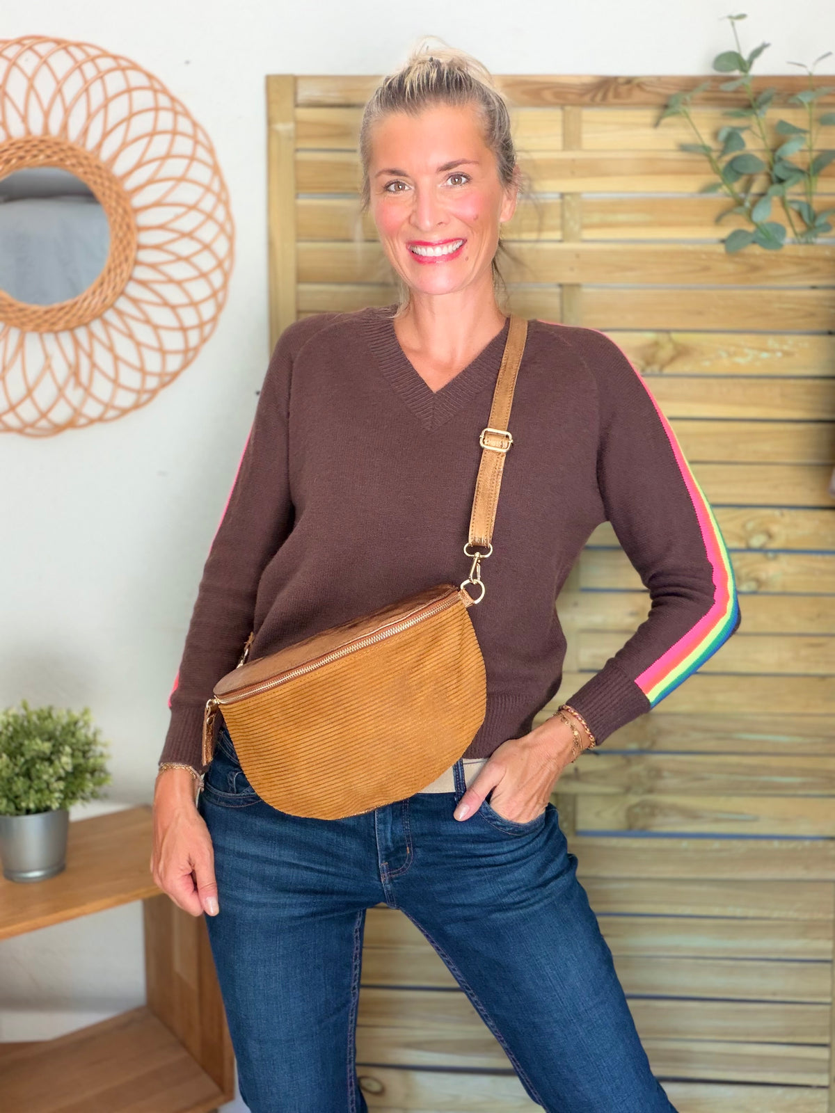 Pull épais avec bandes arc-en-ciel, col V - RAINBOW 🌈 Chocolat - Winter 2026