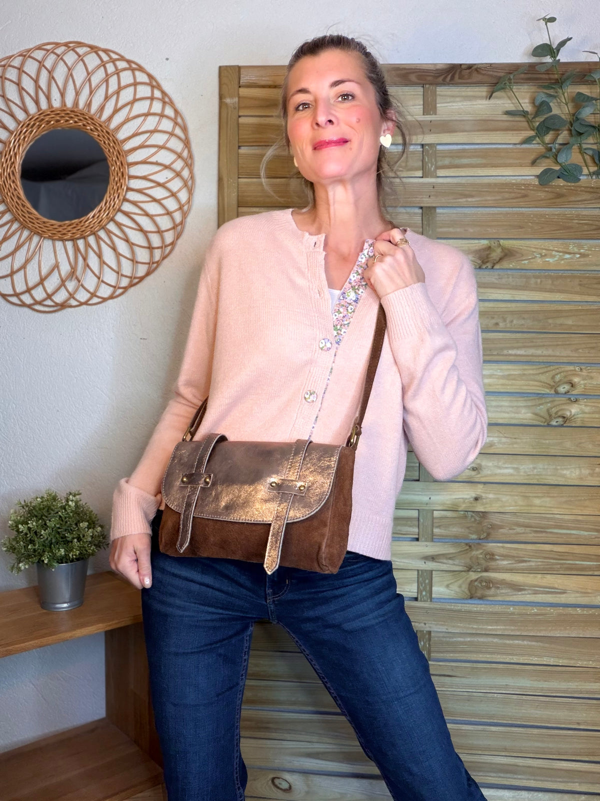 Sac bandoulière en cuir daim et irisé ESMÉE - Choco / Bronze