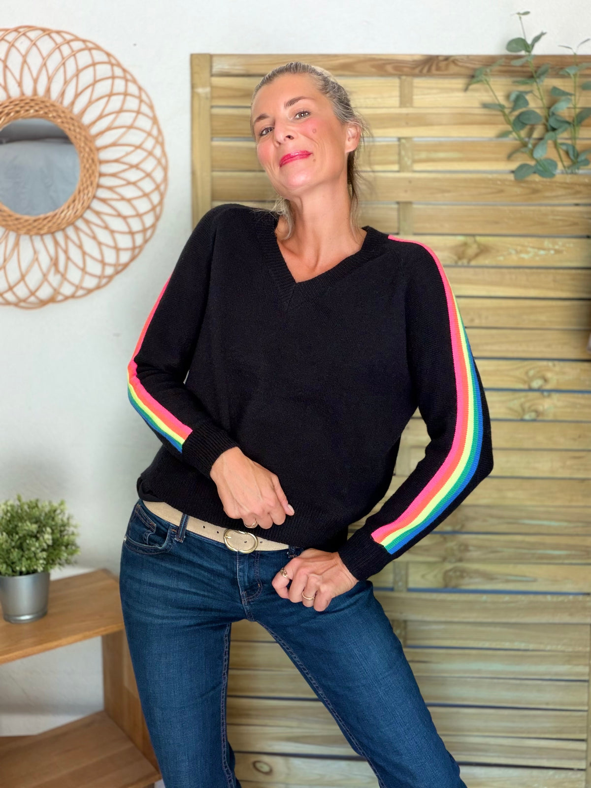 Pull épais avec bandes arc-en-ciel, col V - RAINBOW 🌈 Noir - Winter 2026