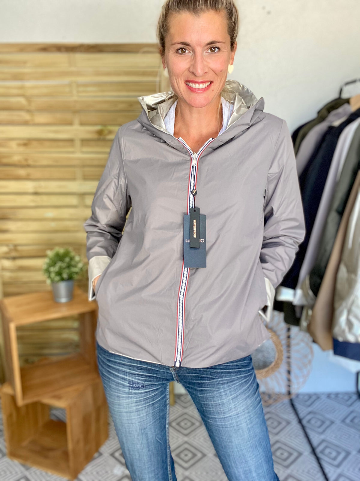 LAURA JO. Imperméable réversible léger GARANCE COURT - Gris taupe/Doré