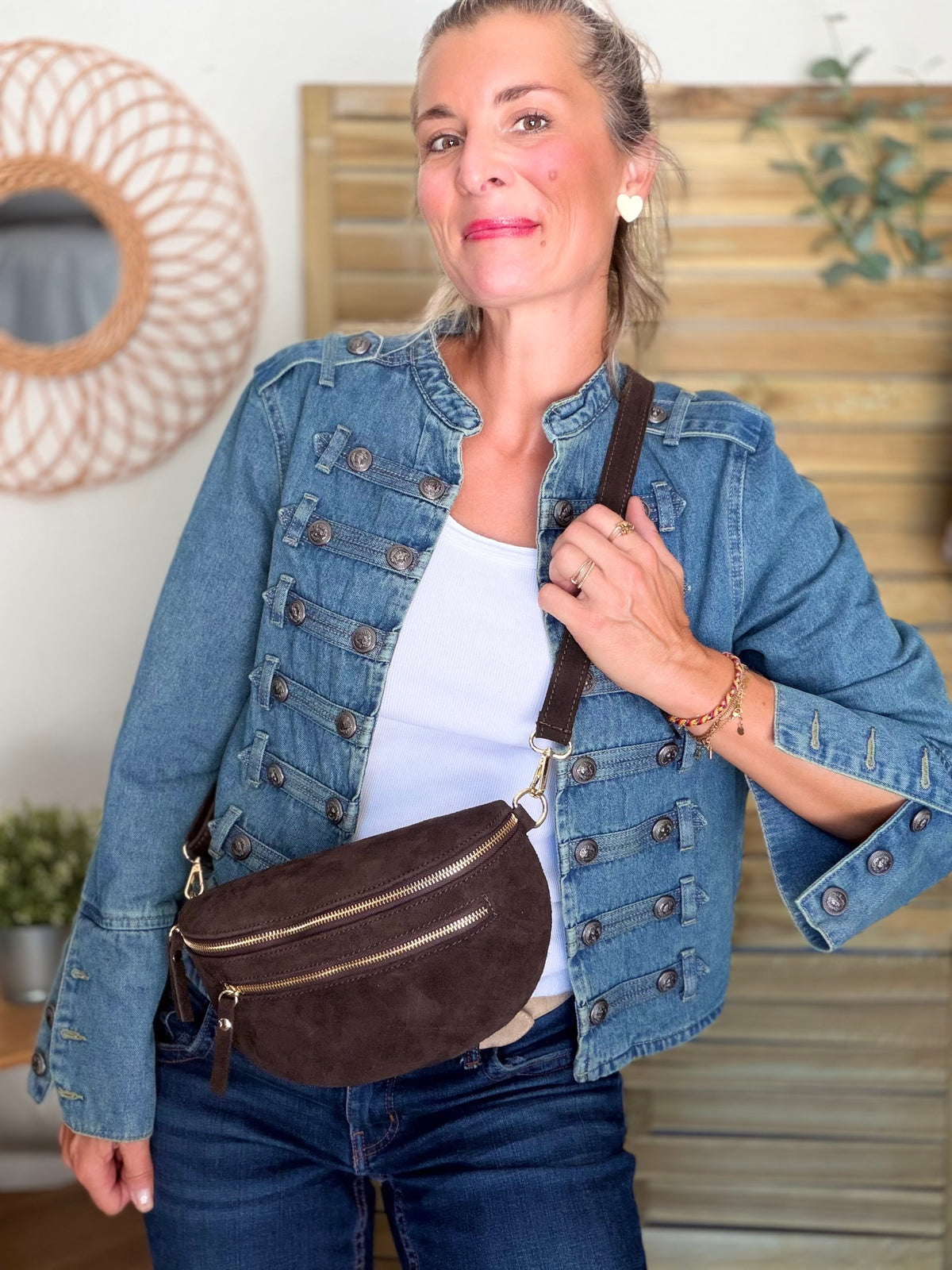 Sac banane en croûte de cuir + poche avant ALISON - Chocolat
