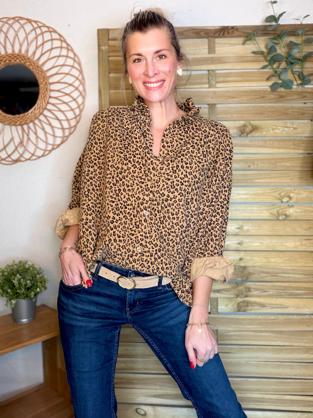 Chemise en velours côtelé fin coton, col volanté FRIDA - Léo camel 🐆