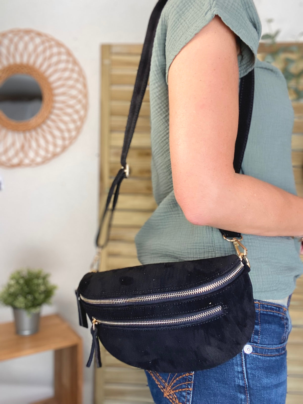 Sac banane en croûte de cuir + poche avant ALISON - Noir