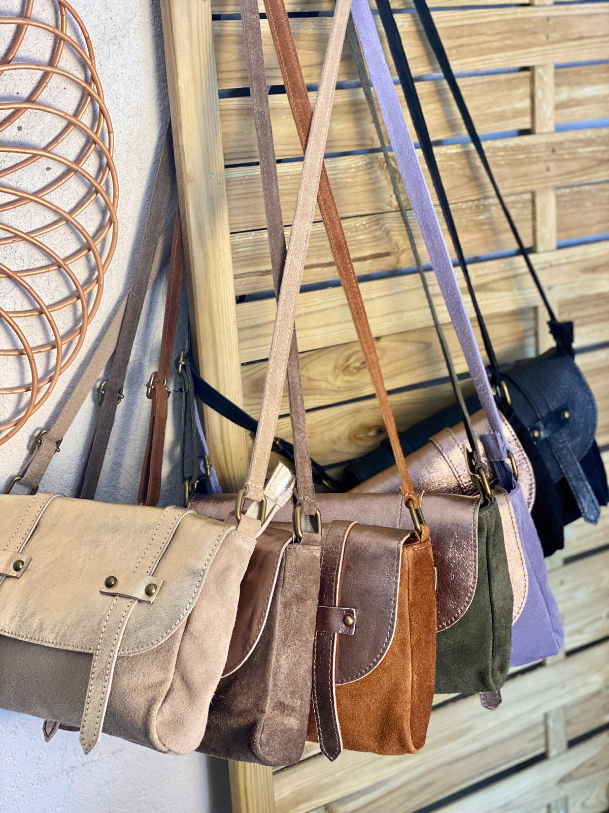 Sac bandoulière en cuir daim et irisé ESMÉE - Bronze / Camel
