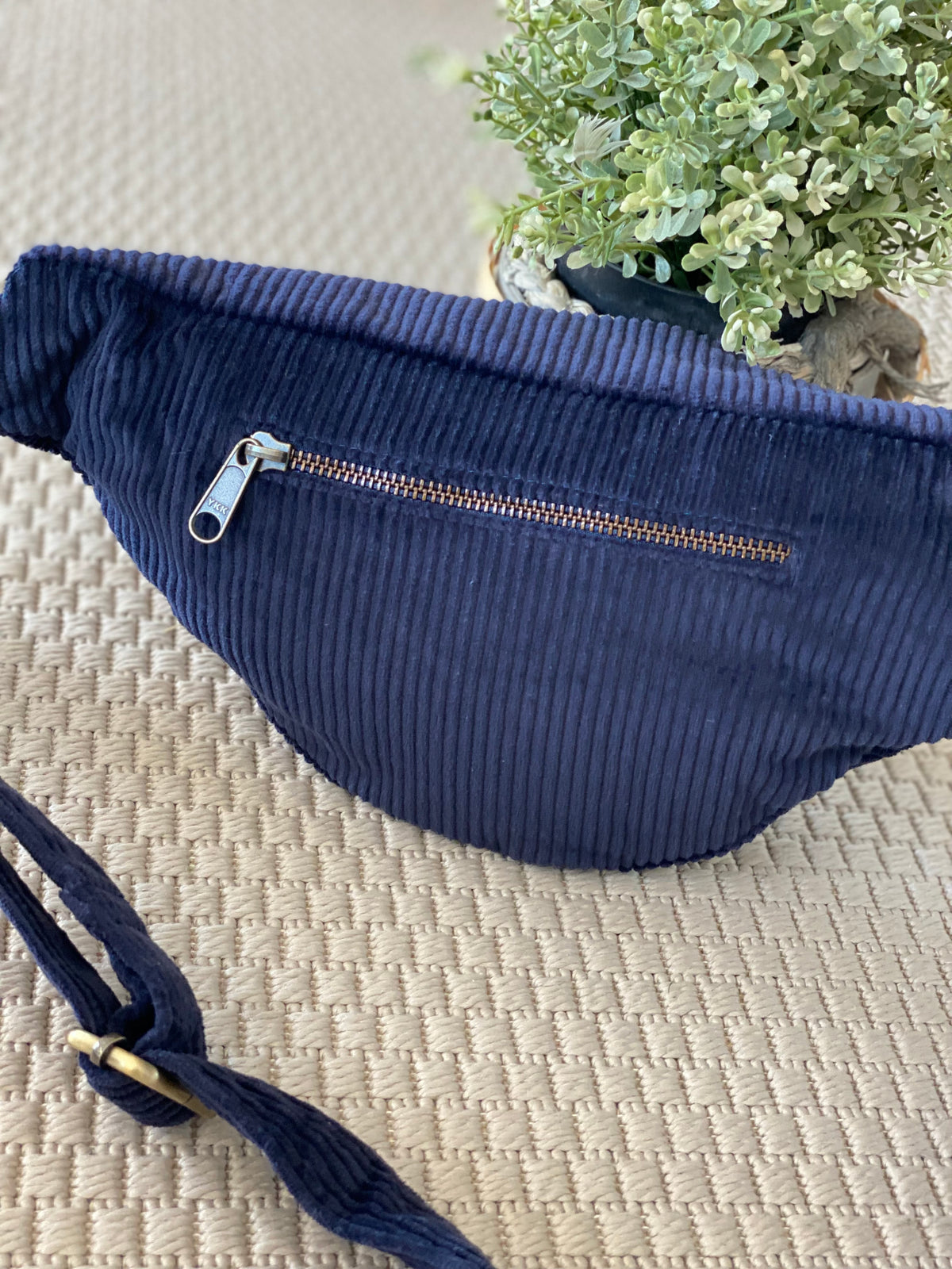 HINDBAG SASHA - Sac banane  Velours Marine