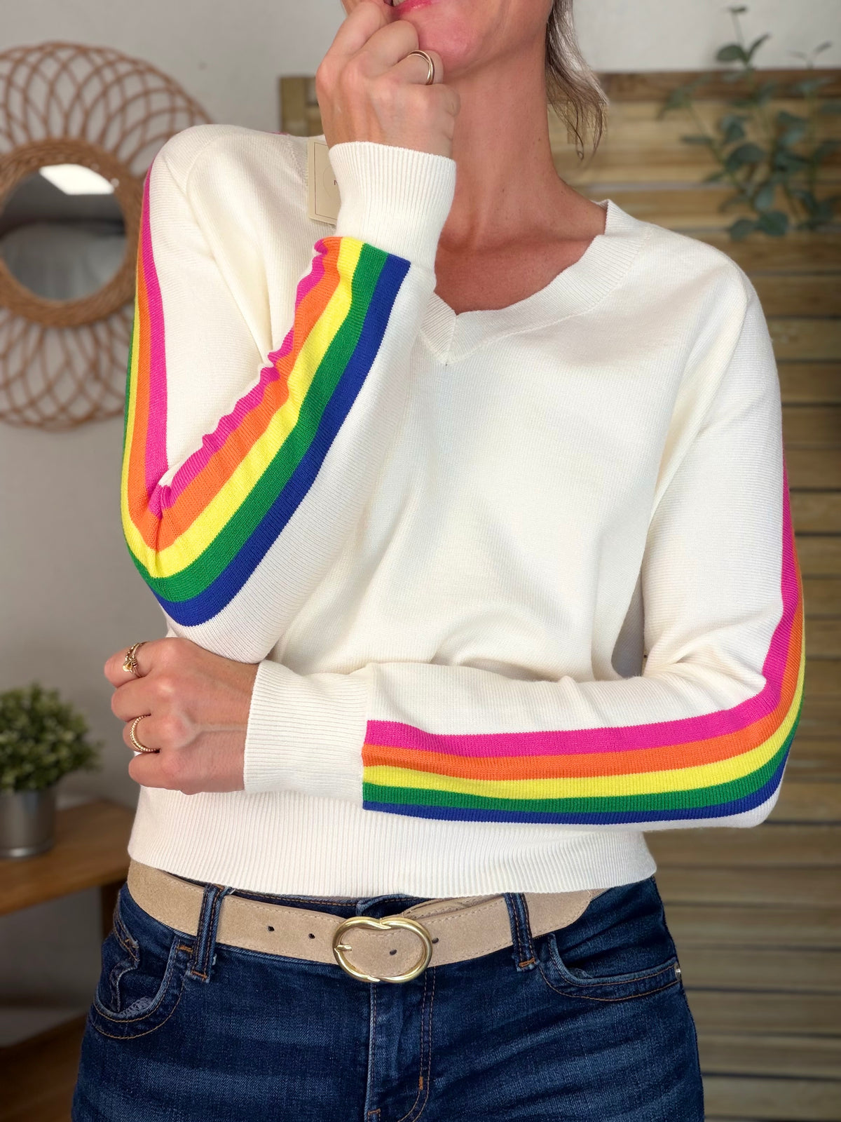 Pull fin avec bandes arc en ciel, col V - RAINBOW 🌈 Écru - Spring 2026