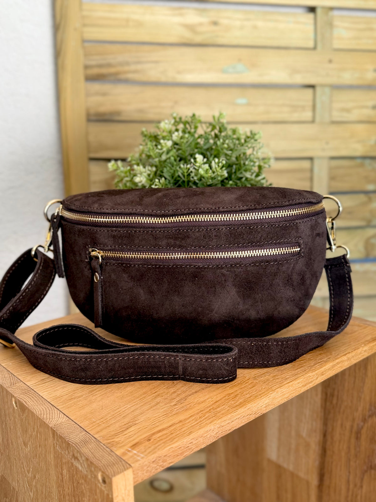 Sac banane en croûte de cuir + poche avant ALISON - Chocolat