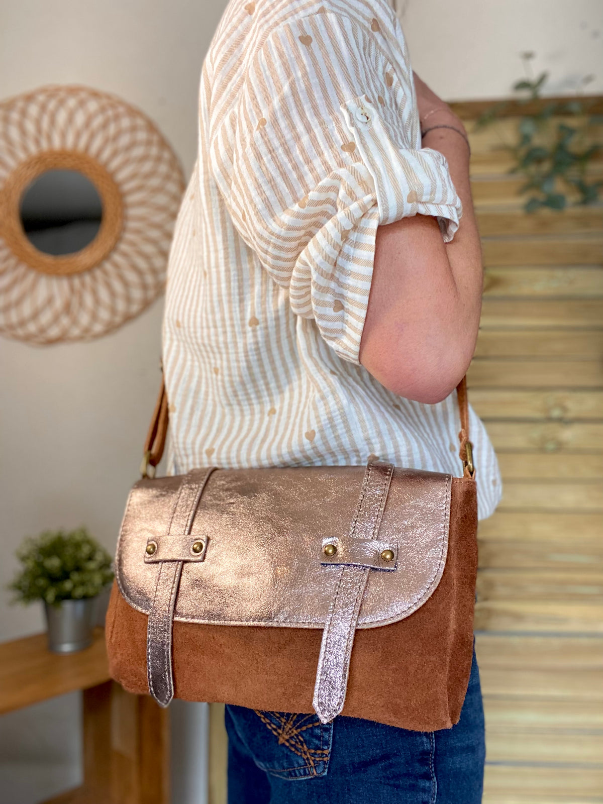 Sac bandoulière en cuir daim et irisé ESMÉE - Bronze / Camel