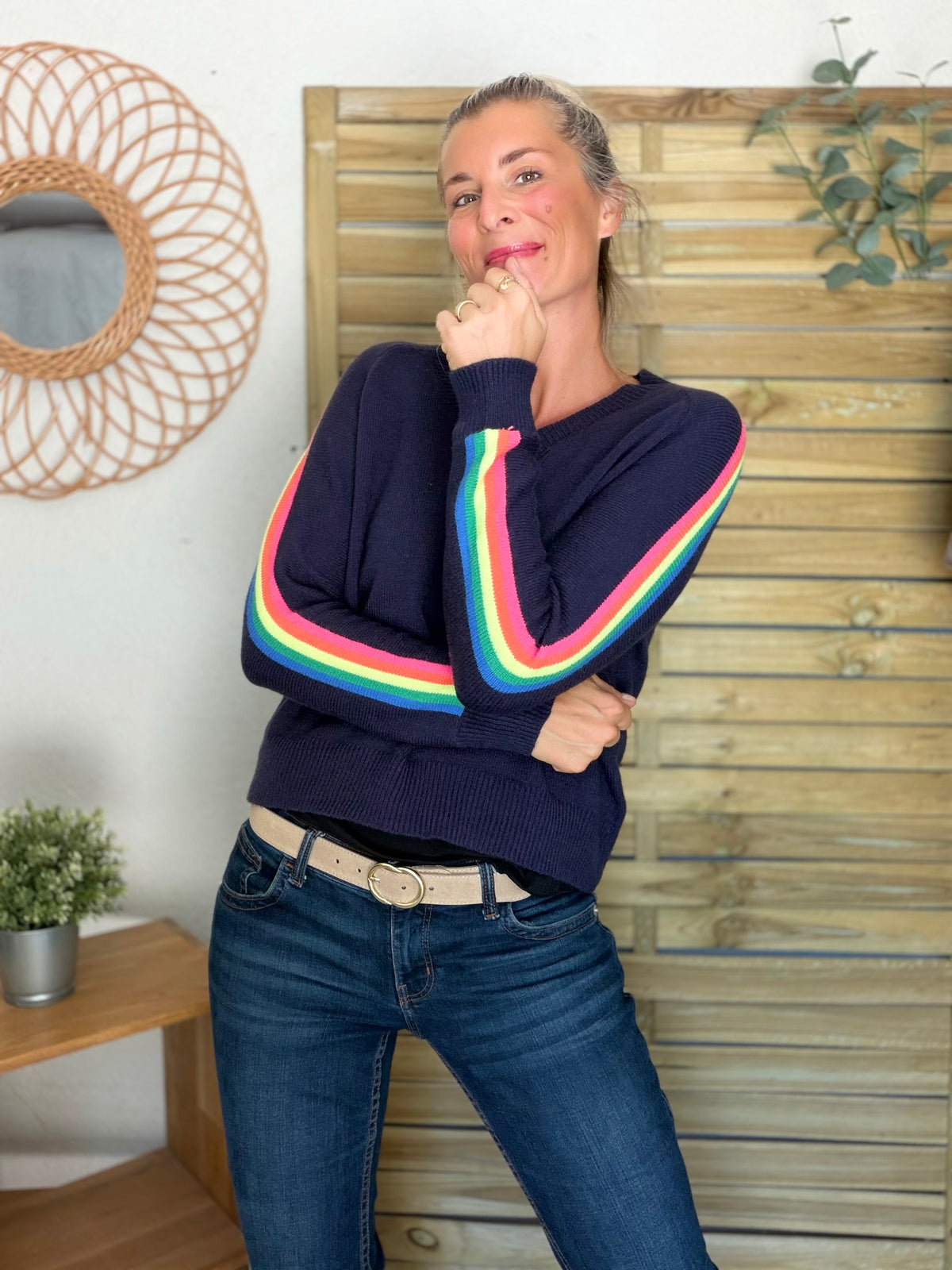 Pull épais avec bandes arc-en-ciel, col V - RAINBOW 🌈 Bleu marine - Winter 2026