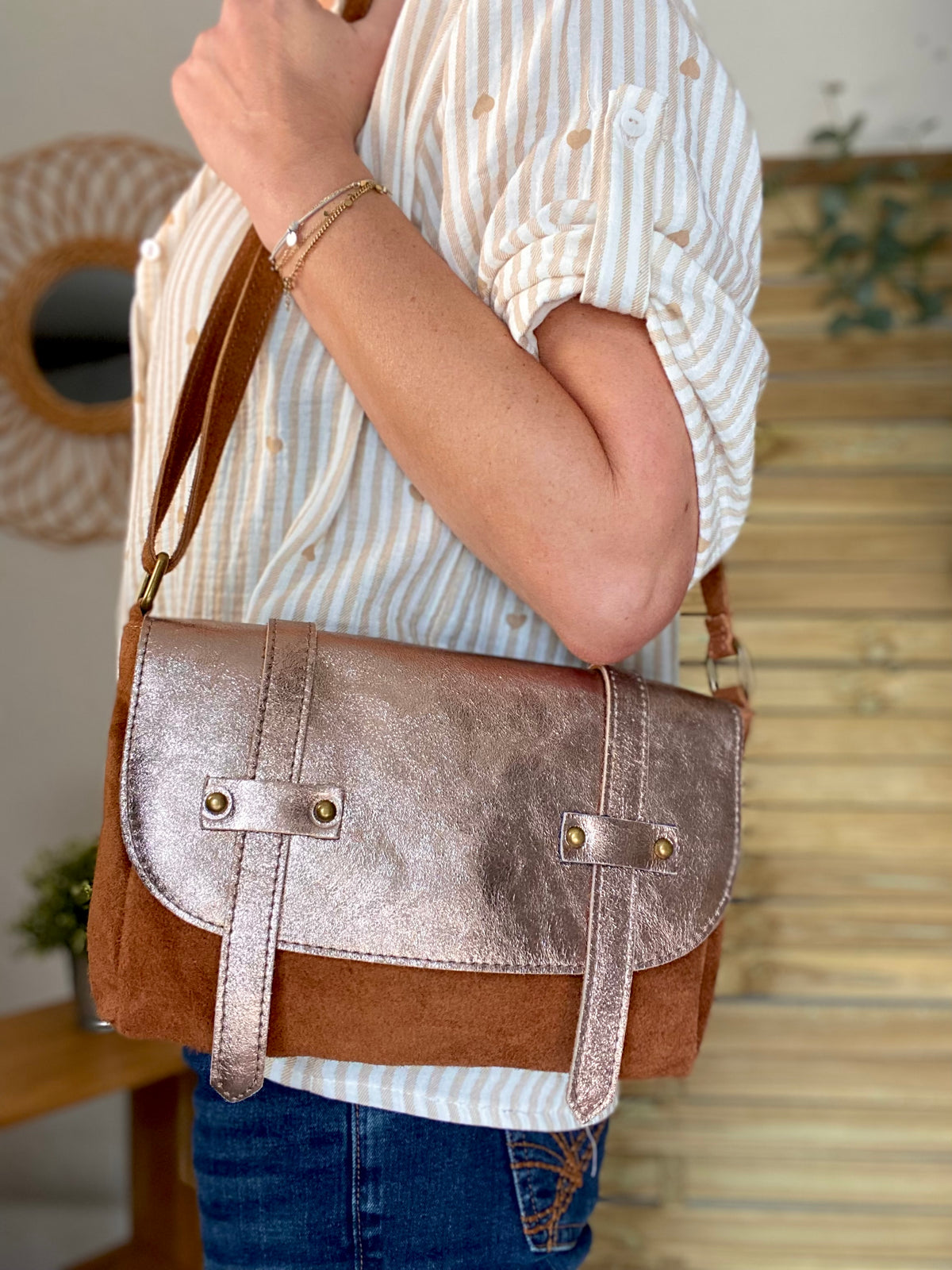Sac bandoulière en cuir daim et irisé ESMÉE - Bronze / Camel
