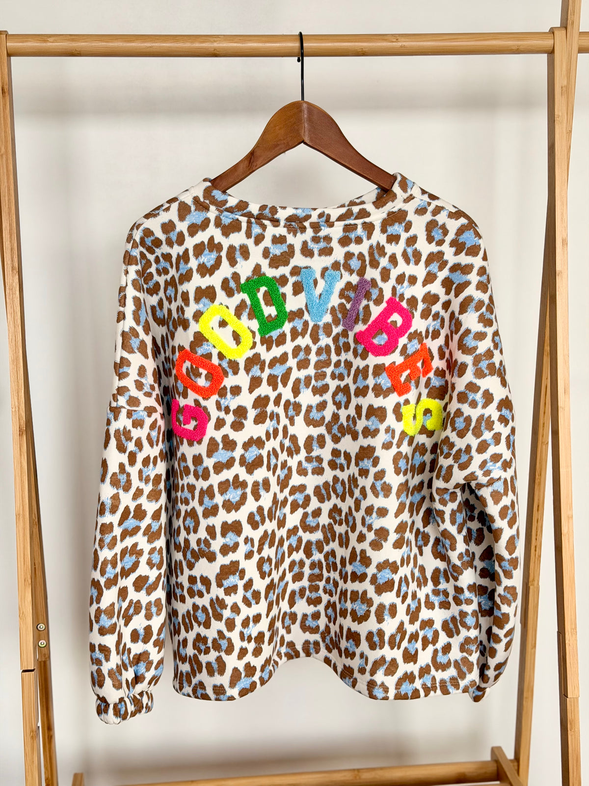 Sweat molleton oversized Léo bleu ciel GOOD VIBES - MIKA - FIN DE SÉRIE