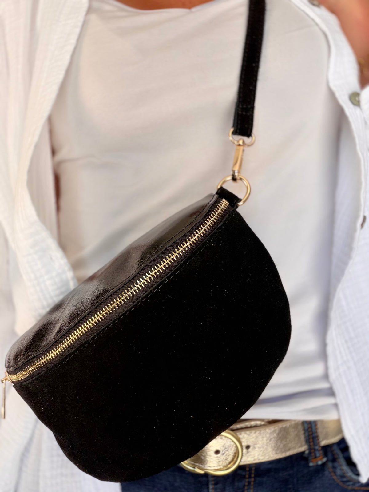 Sac banane M bi-matière en cuir irisé et velours 24cm - POLLY- Noir • FIN DE SÉRIE
