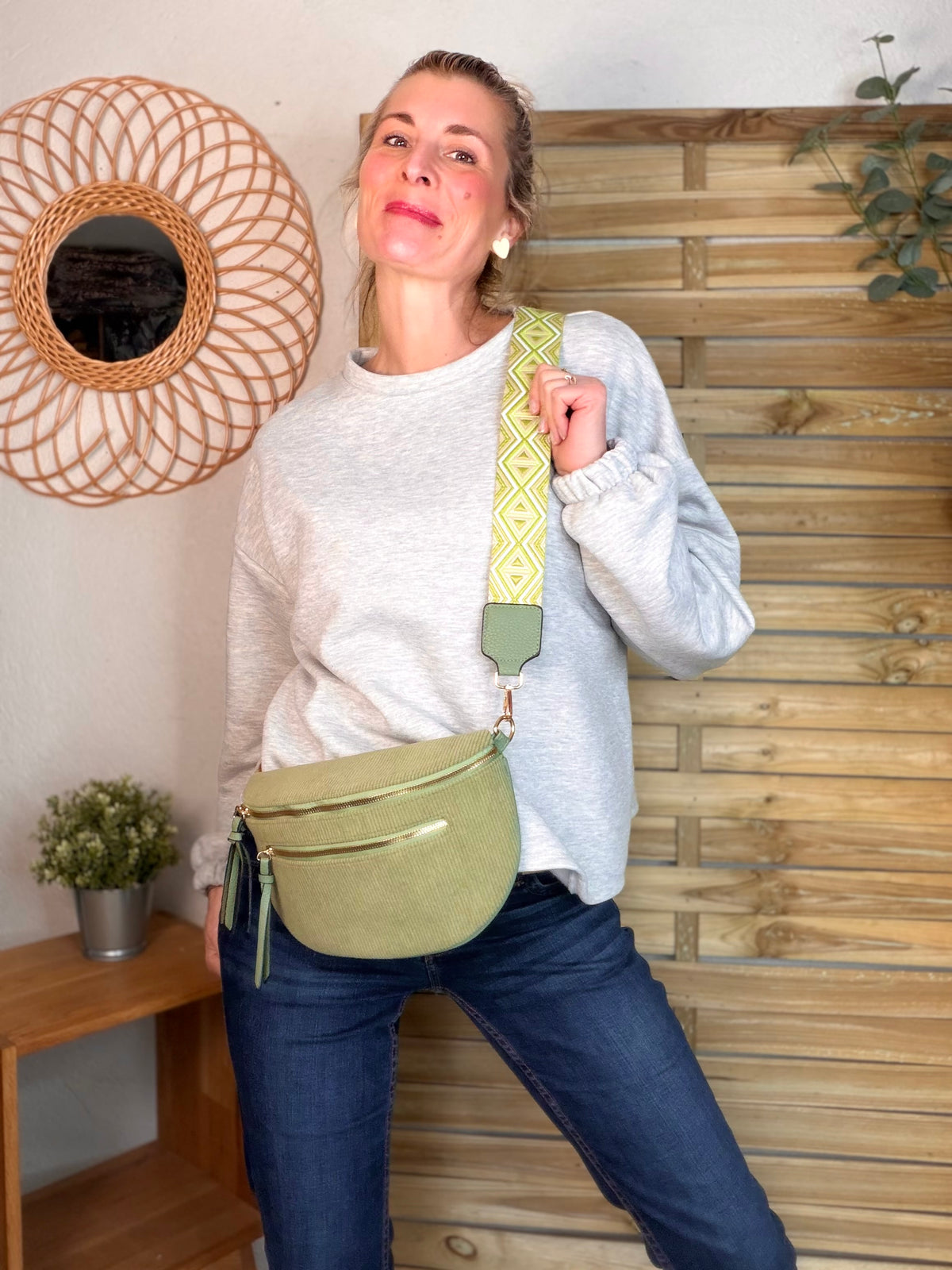 Sac banane en velours côtelé, sangle fantaisie - KATY - Vert sauge - FIN DE SÉRIE