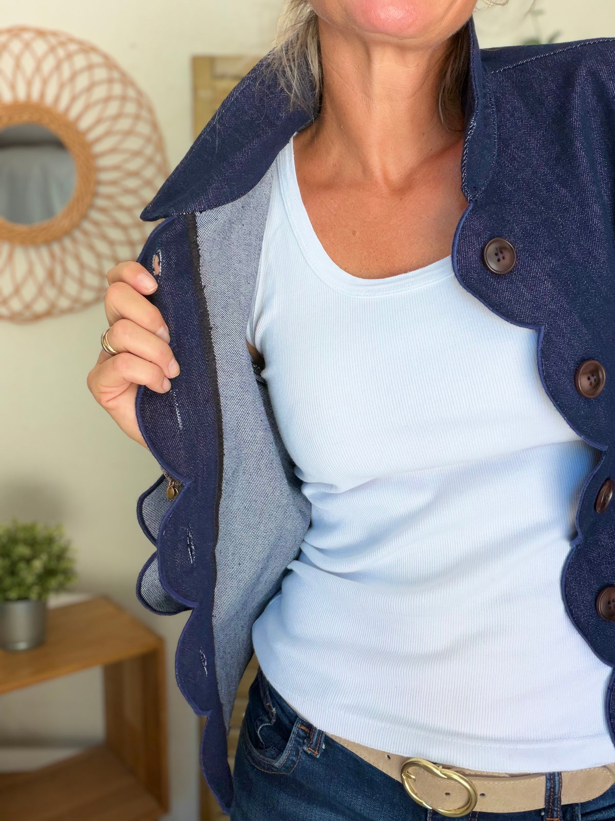 Veste courte à bords festonnés en denim CALISTE - Bleu brut • DÉSTOCKAGE