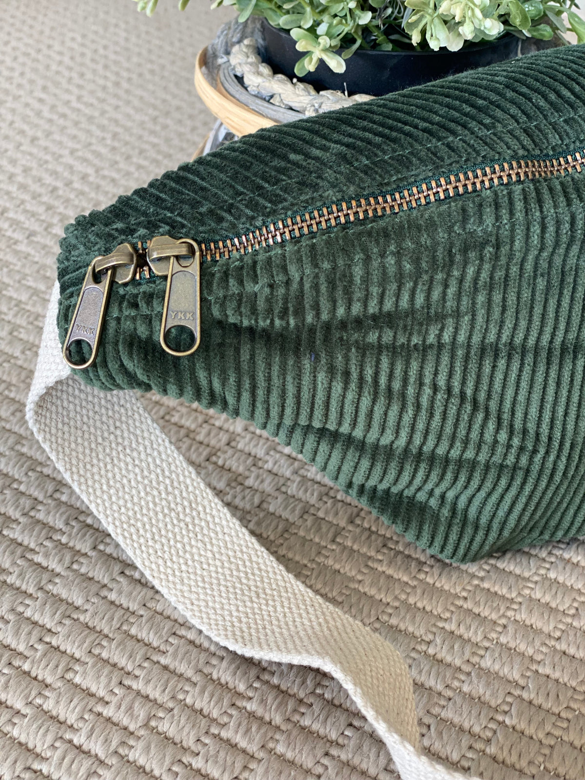 HINDBAG OLIVIA- Sac banane Velours Vert Sapin