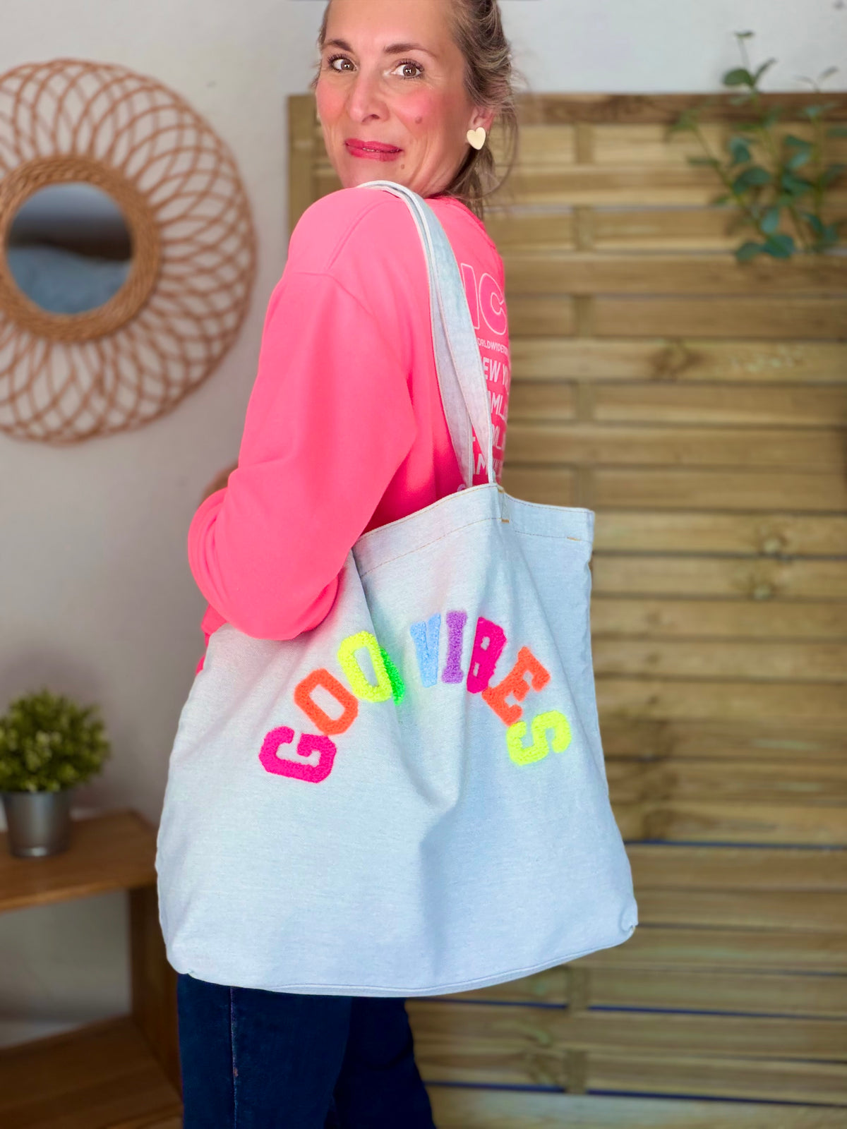 Grand cabas Tote bag GOOD VIBES Jean bleu delavé VANINA - FIN DE SÉRIE