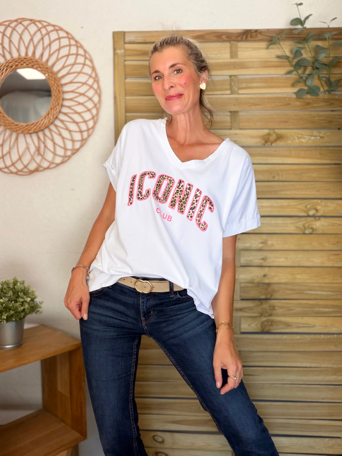 Tee shirt col V ICONIC club oversized MILA Léo - FIN DE SÉRIE