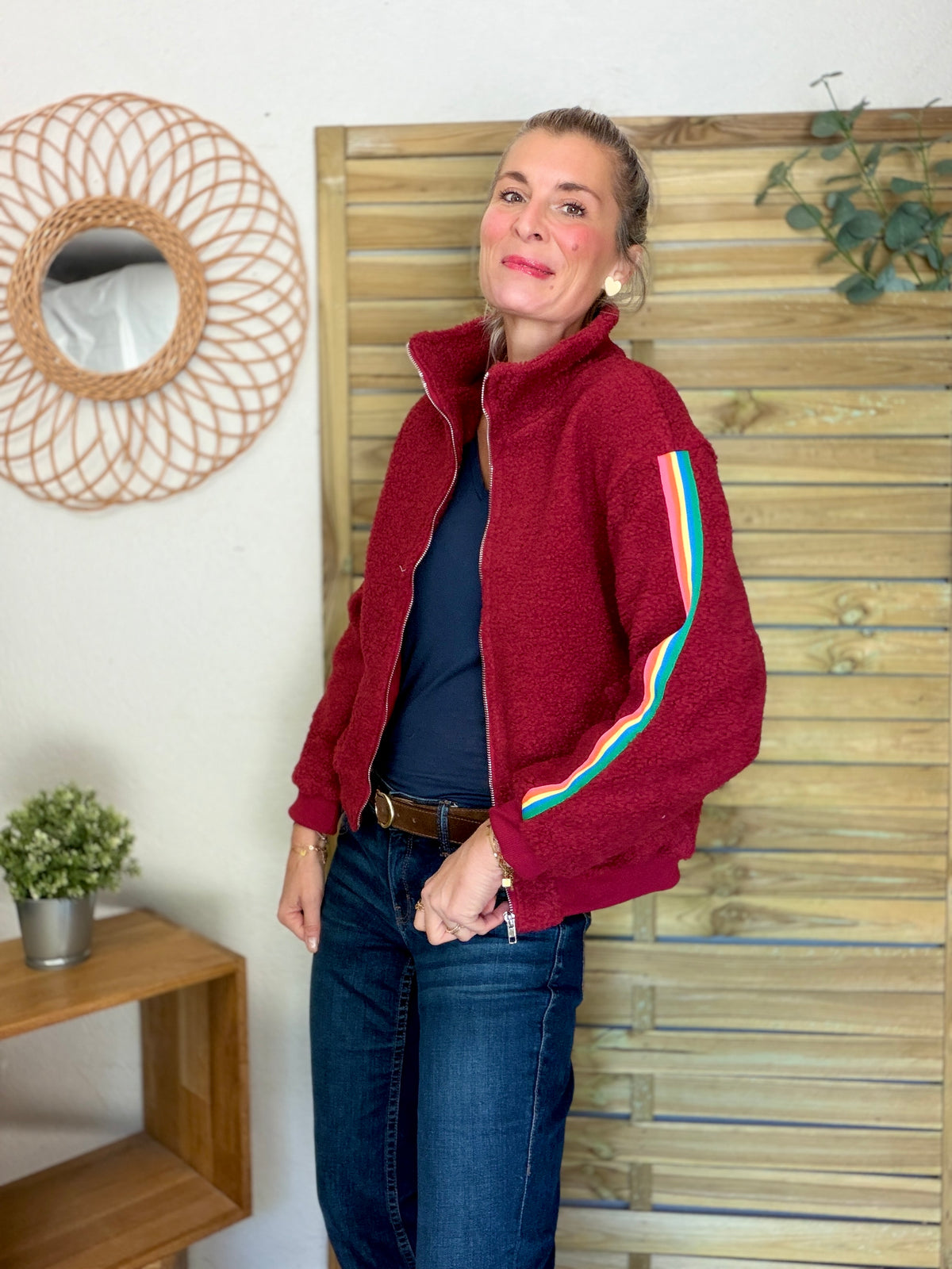 Veste Sherpa zippée bandes Arc-en-ciel CORALIE Bordeaux 🌈