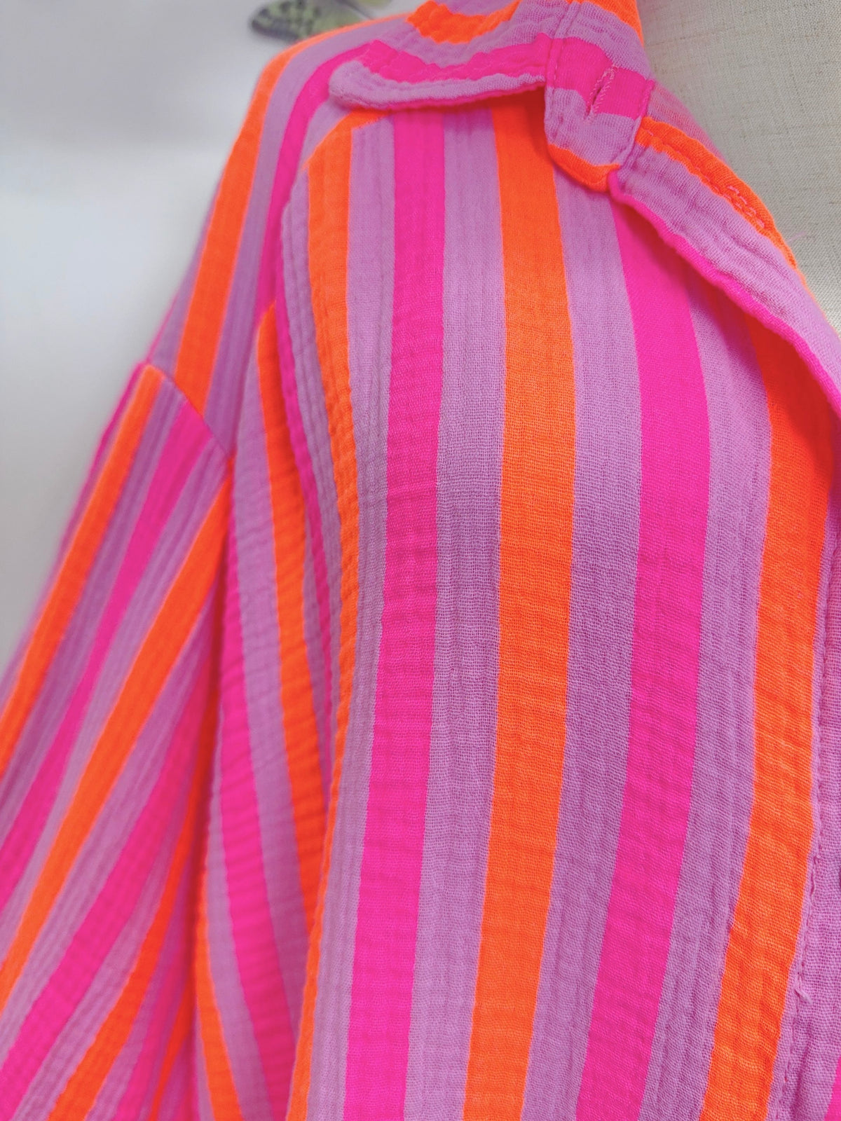 Chemise en gaze de coton rayée FÉLICIE Fluo Parme - DÉSTOCKAGE