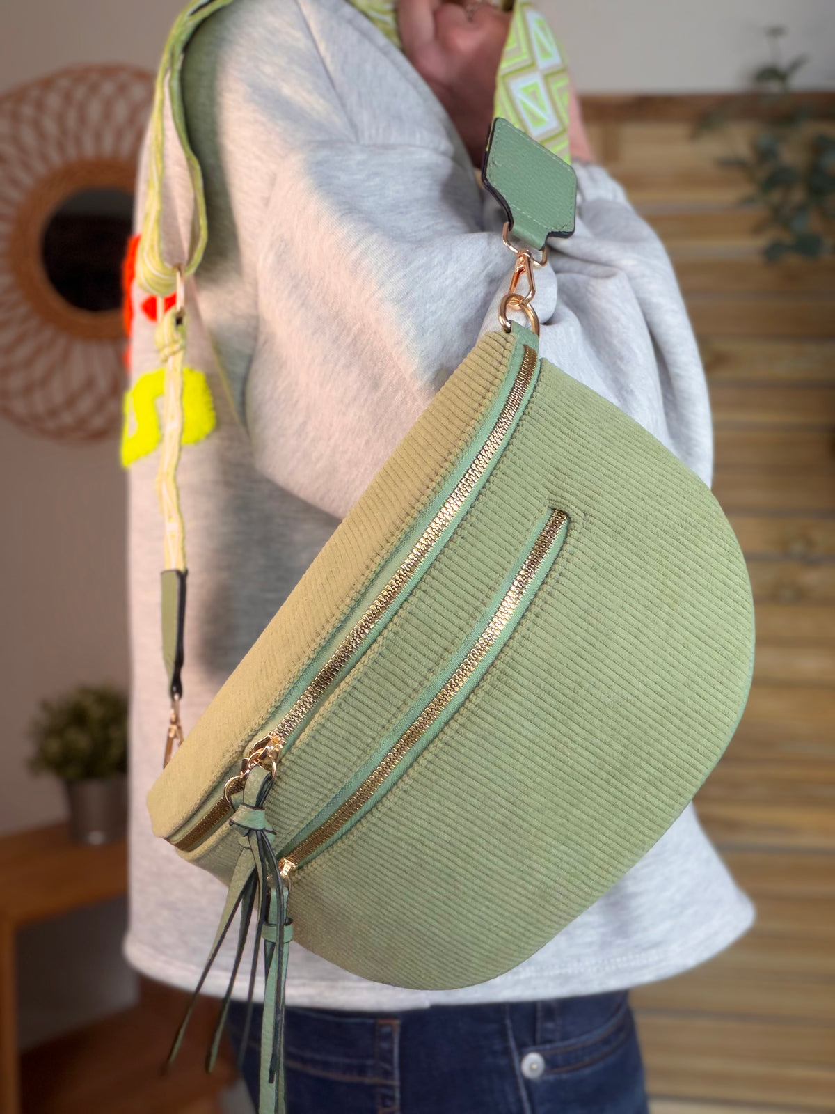 Sac banane en velours côtelé, sangle fantaisie - KATY - Vert sauge - FIN DE SÉRIE
