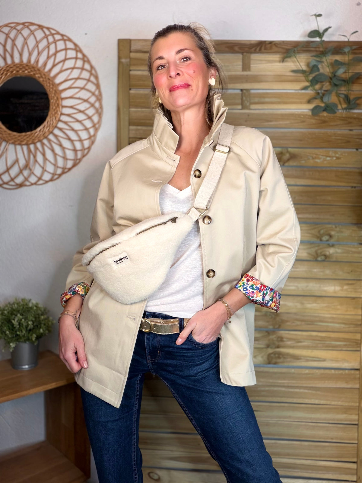 HINDBAG OLIVIA - Sac banane Teddy arctique (moumoute)