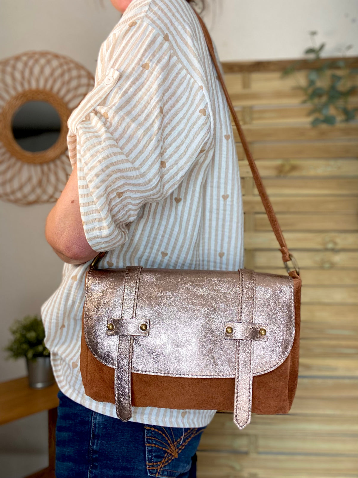 Sac bandoulière en cuir daim et irisé ESMÉE - Bronze / Camel