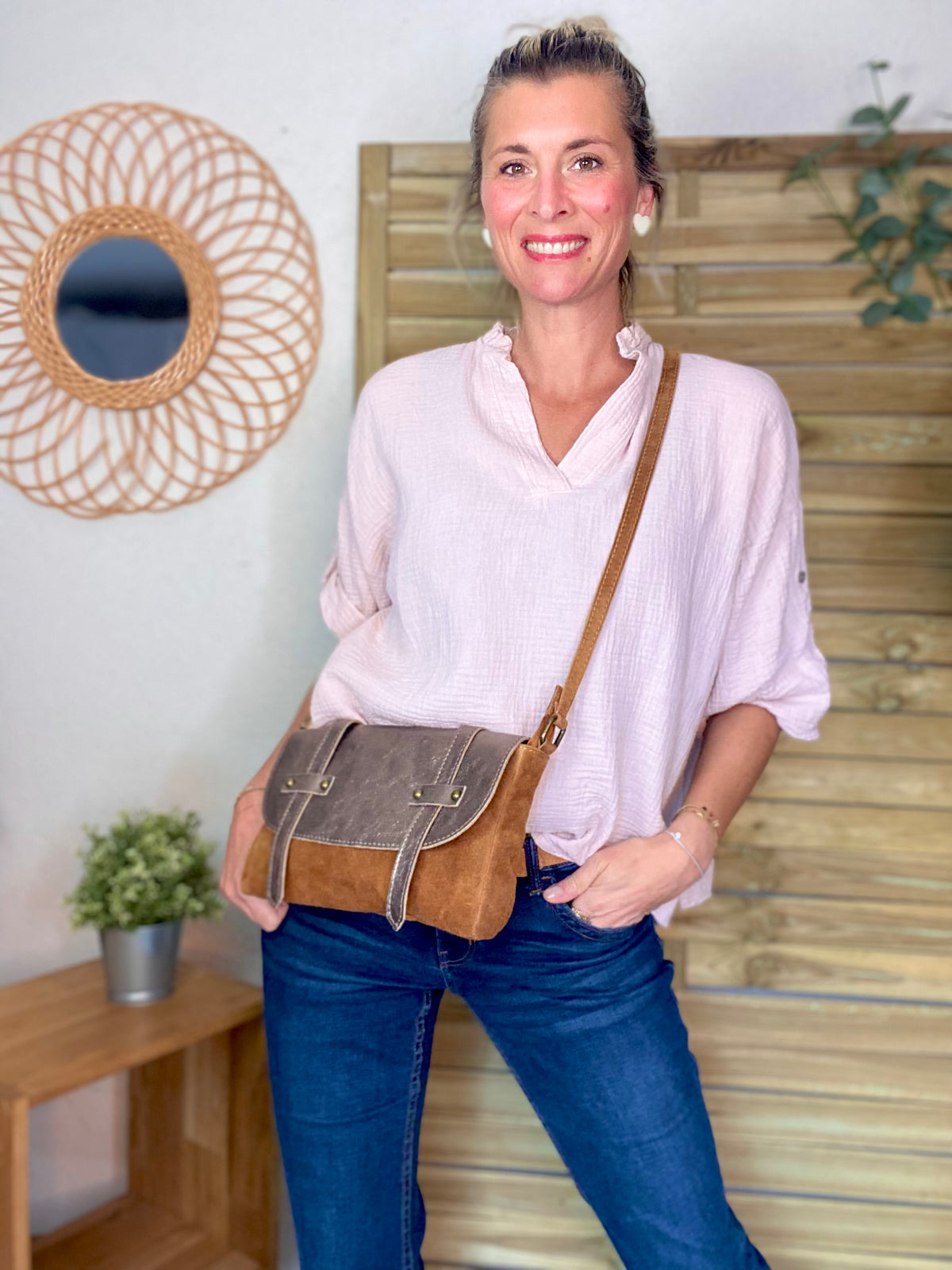 Sac bandoulière en cuir daim et irisé ESMÉE - Bronze / Camel
