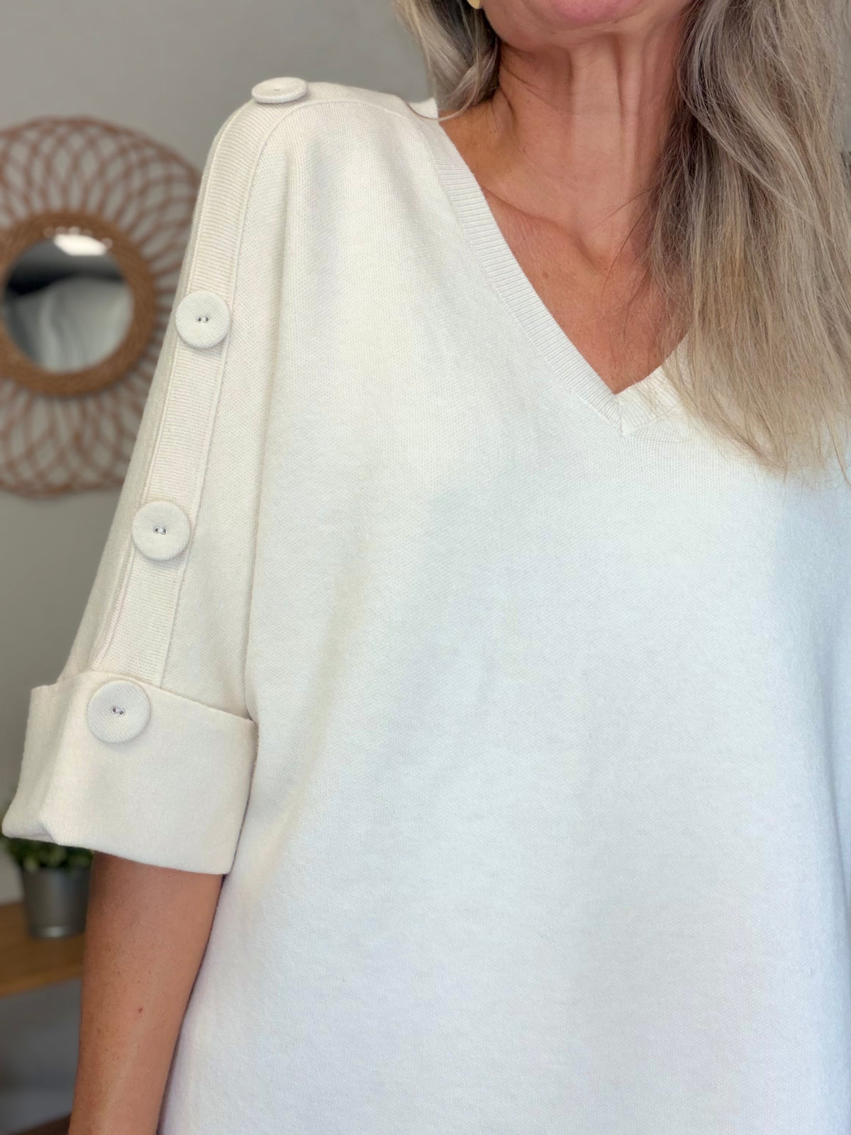 Pull long, col V, ornements boutons CHIARA Écru