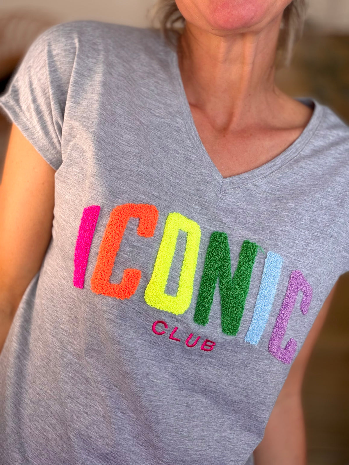Tee shirt col V ICONIC club MIRANDA Gris - FIN DE SÉRIE