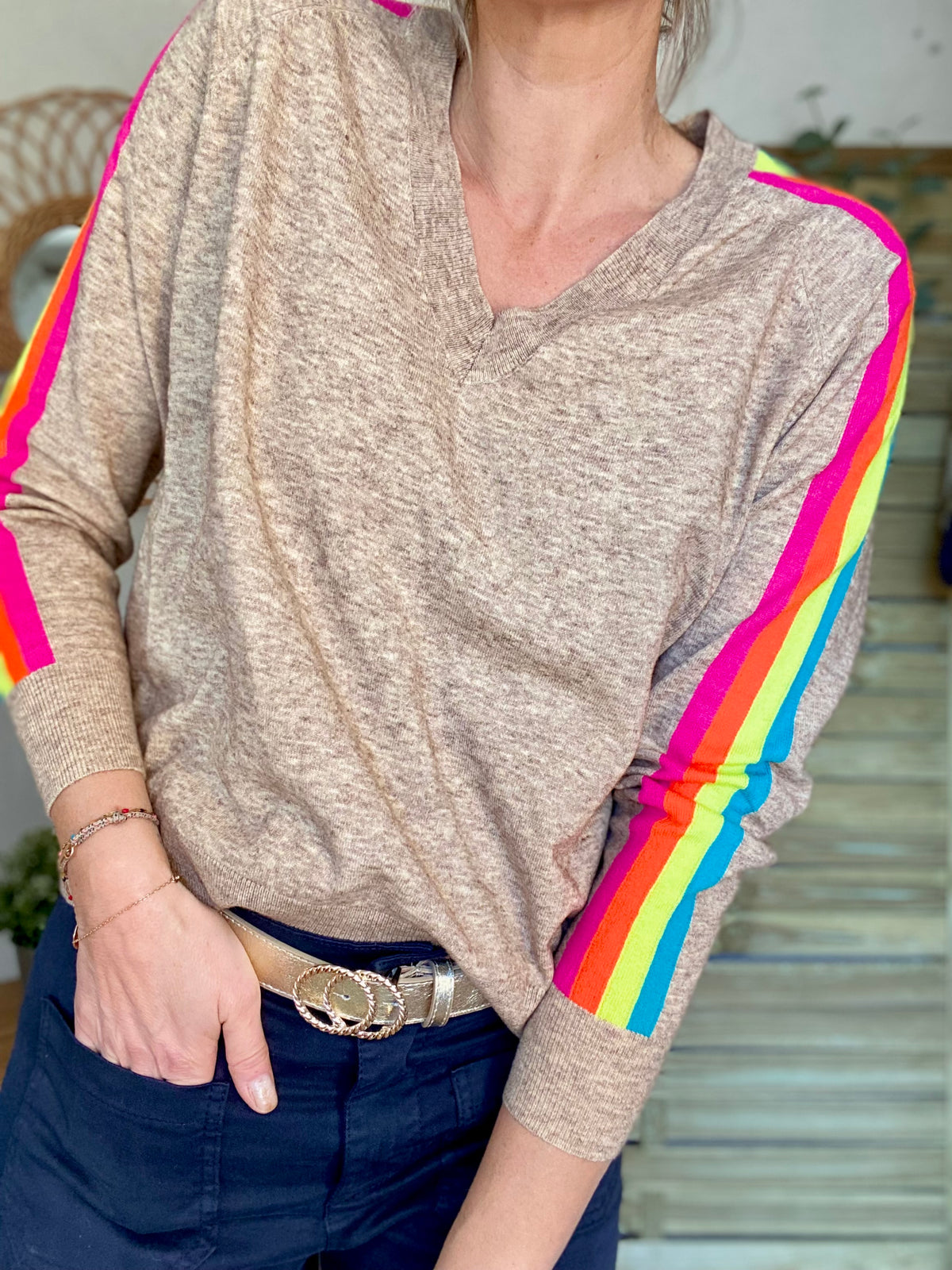 Pull fin avec bandes colorées, col V - RAINBOW 🌈 Taupe chiné - FIN DE SÉRIE
