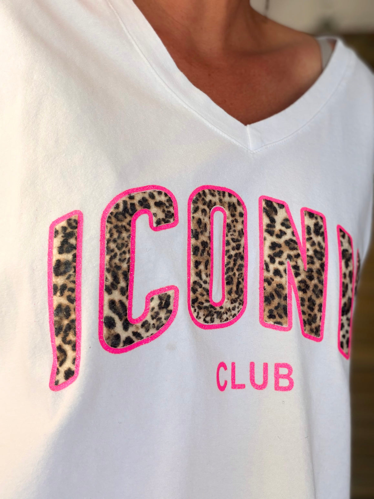 Tee shirt col V ICONIC club oversized MILA Léo - FIN DE SÉRIE
