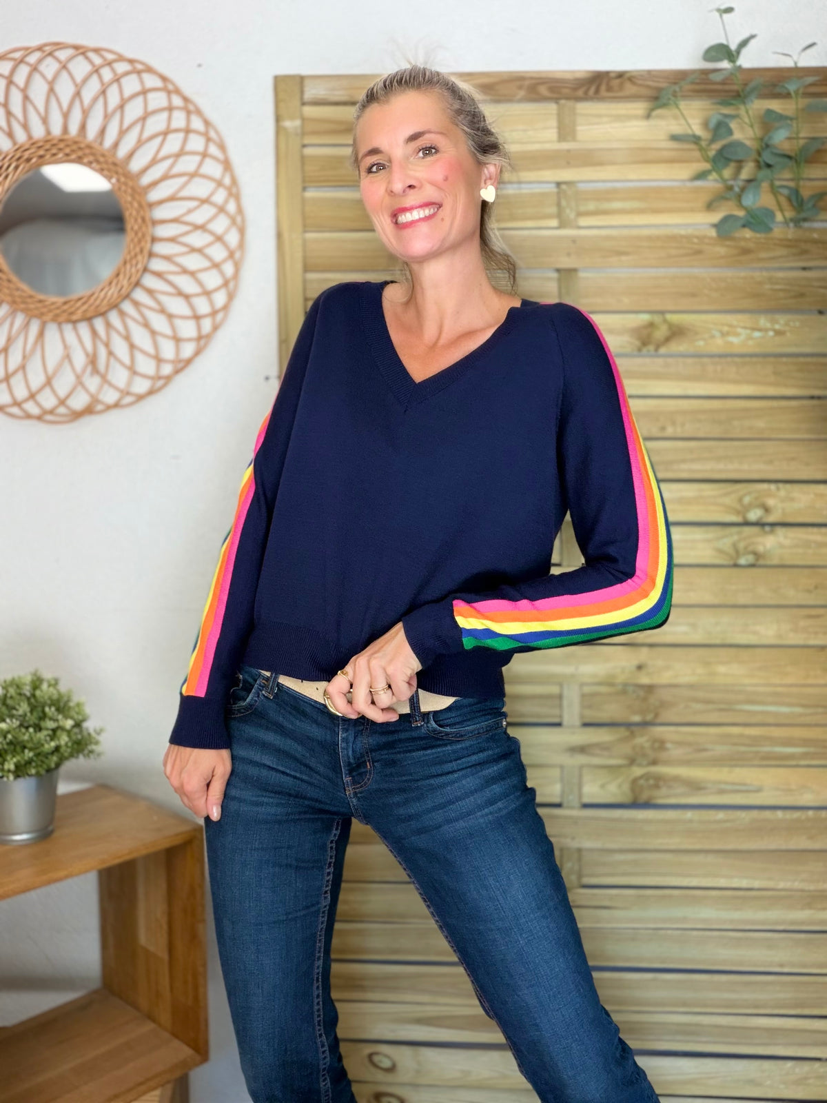 Pull fin avec bandes arc en ciel, col V - RAINBOW 🌈 Bleu marine - Spring 2026