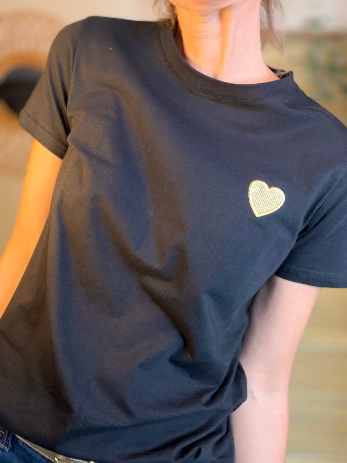 Tee shirt cœur brodé doré 💛 PIA Noir - FIN DE SÉRIE