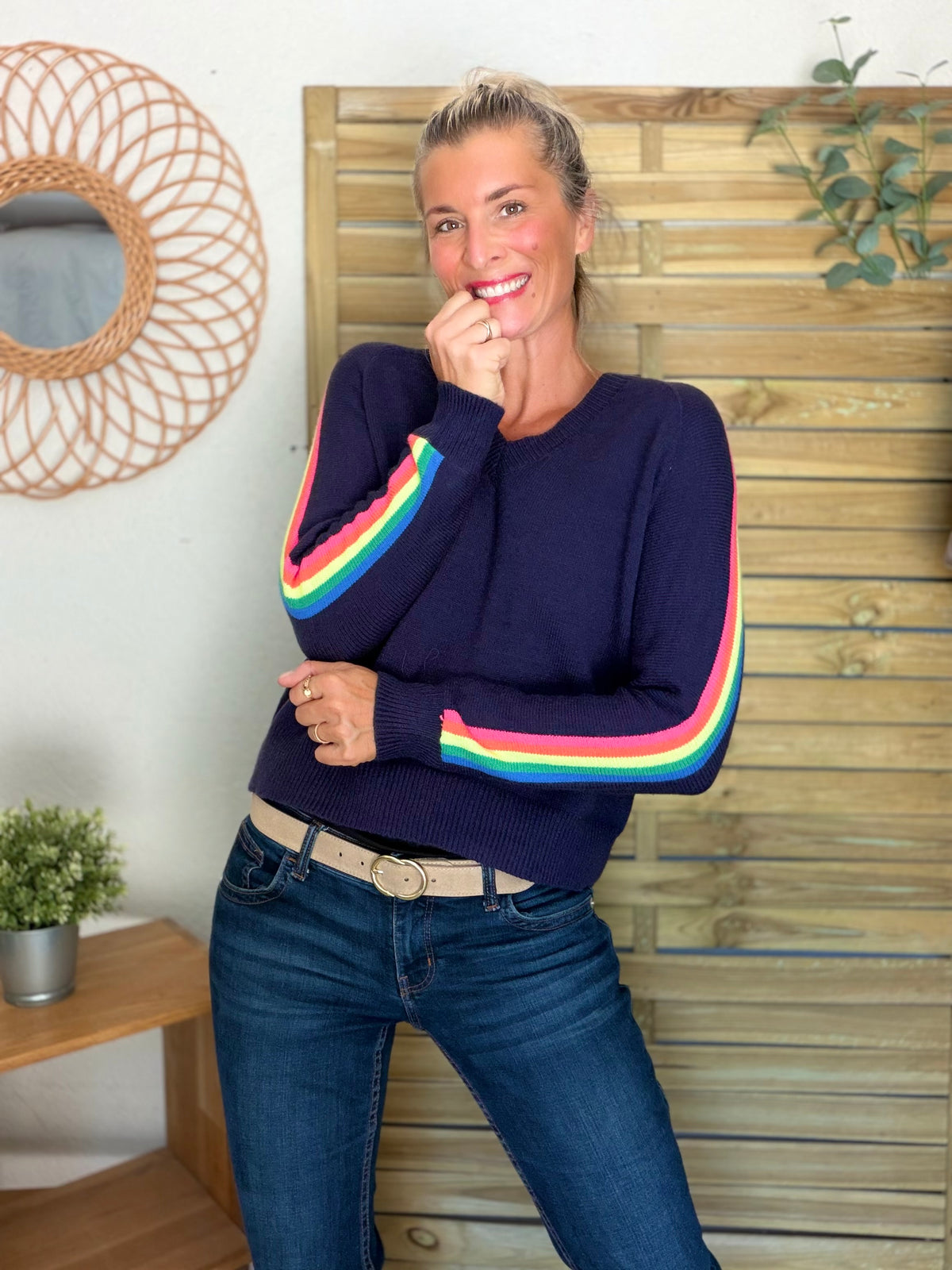 Pull épais avec bandes arc-en-ciel, col V - RAINBOW 🌈 Bleu marine - Winter 2026