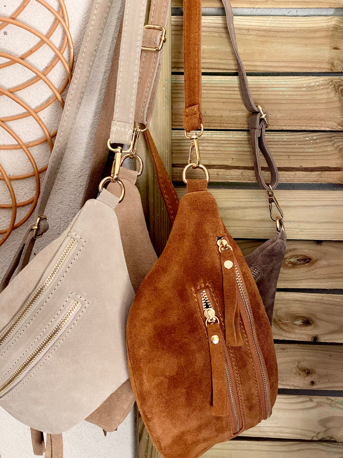 Sac banane avec poche avant, en cuir daim HOLLY - Beige • DÉSTOCKAGE