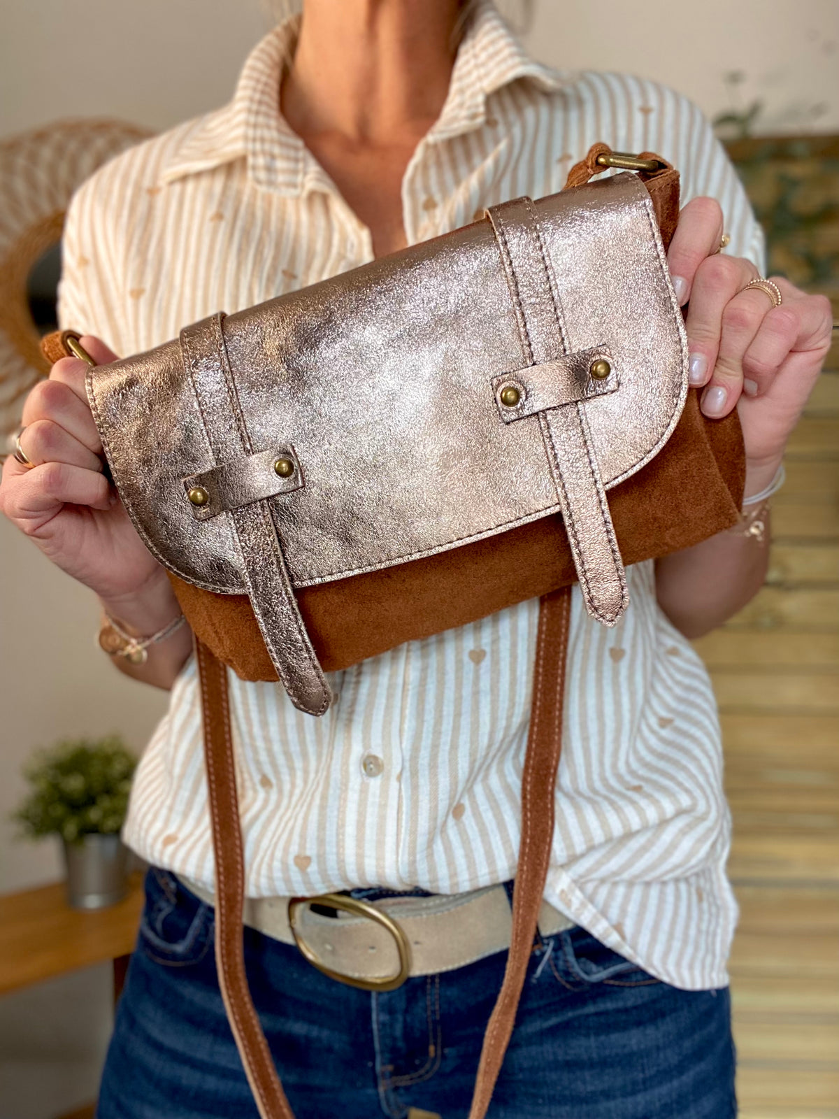 Sac bandoulière en cuir daim et irisé ESMÉE - Bronze / Camel