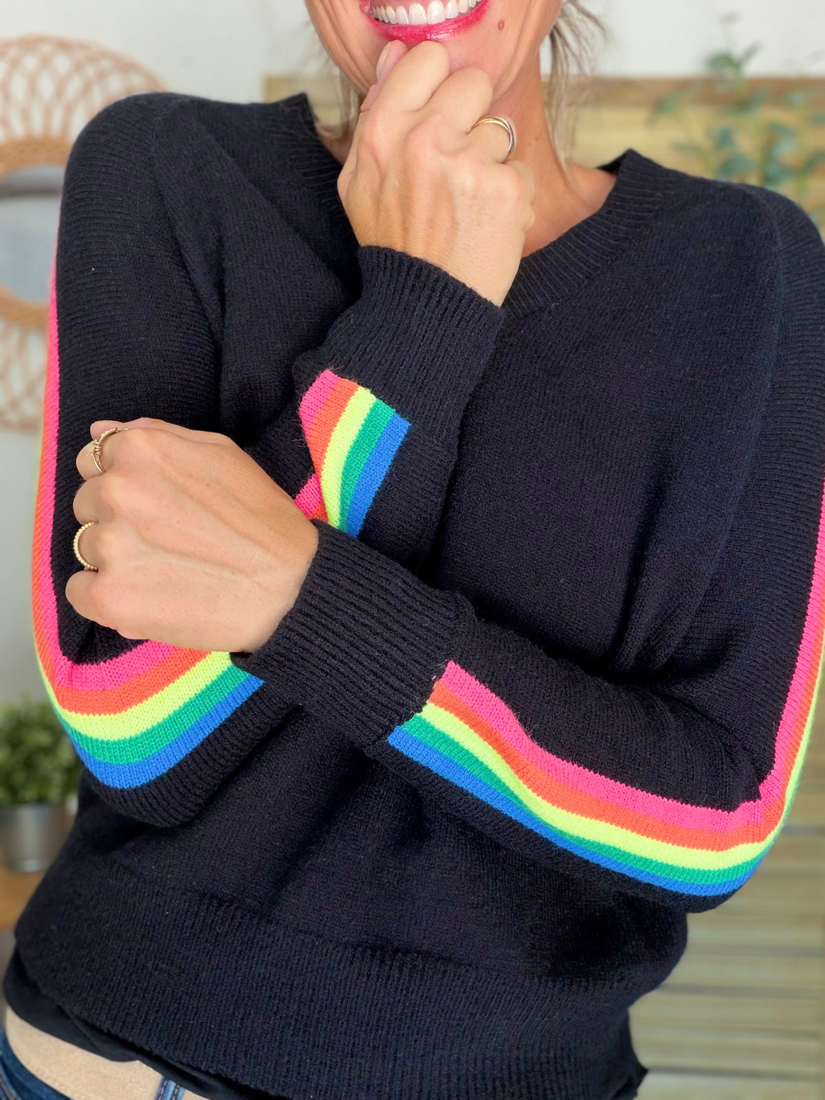 Pull épais avec bandes arc-en-ciel, col V - RAINBOW 🌈 Noir - Winter 2026