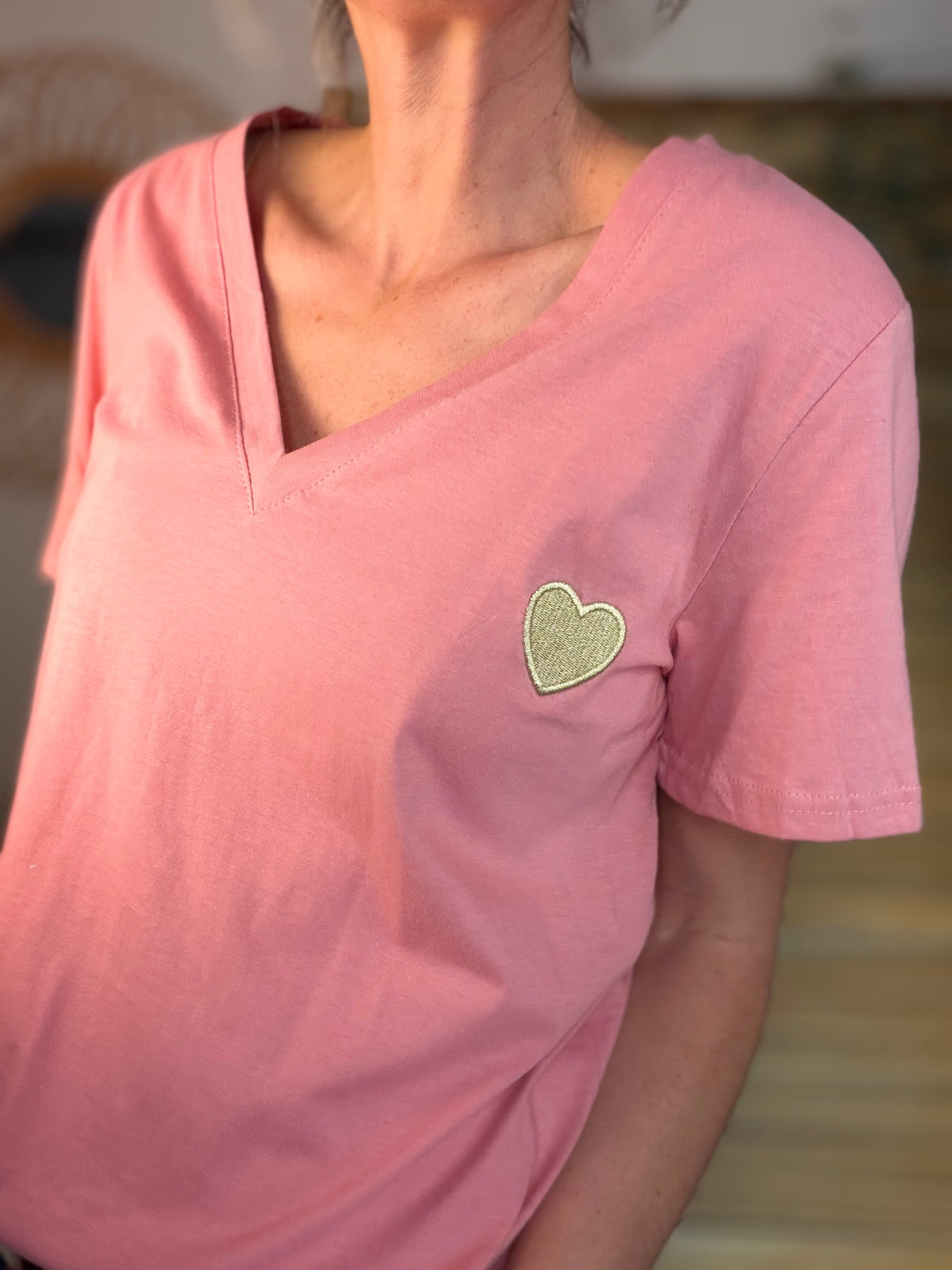 Tee shirt col V cœur brodé doré💛 DITA - FIN DE SÉRIE