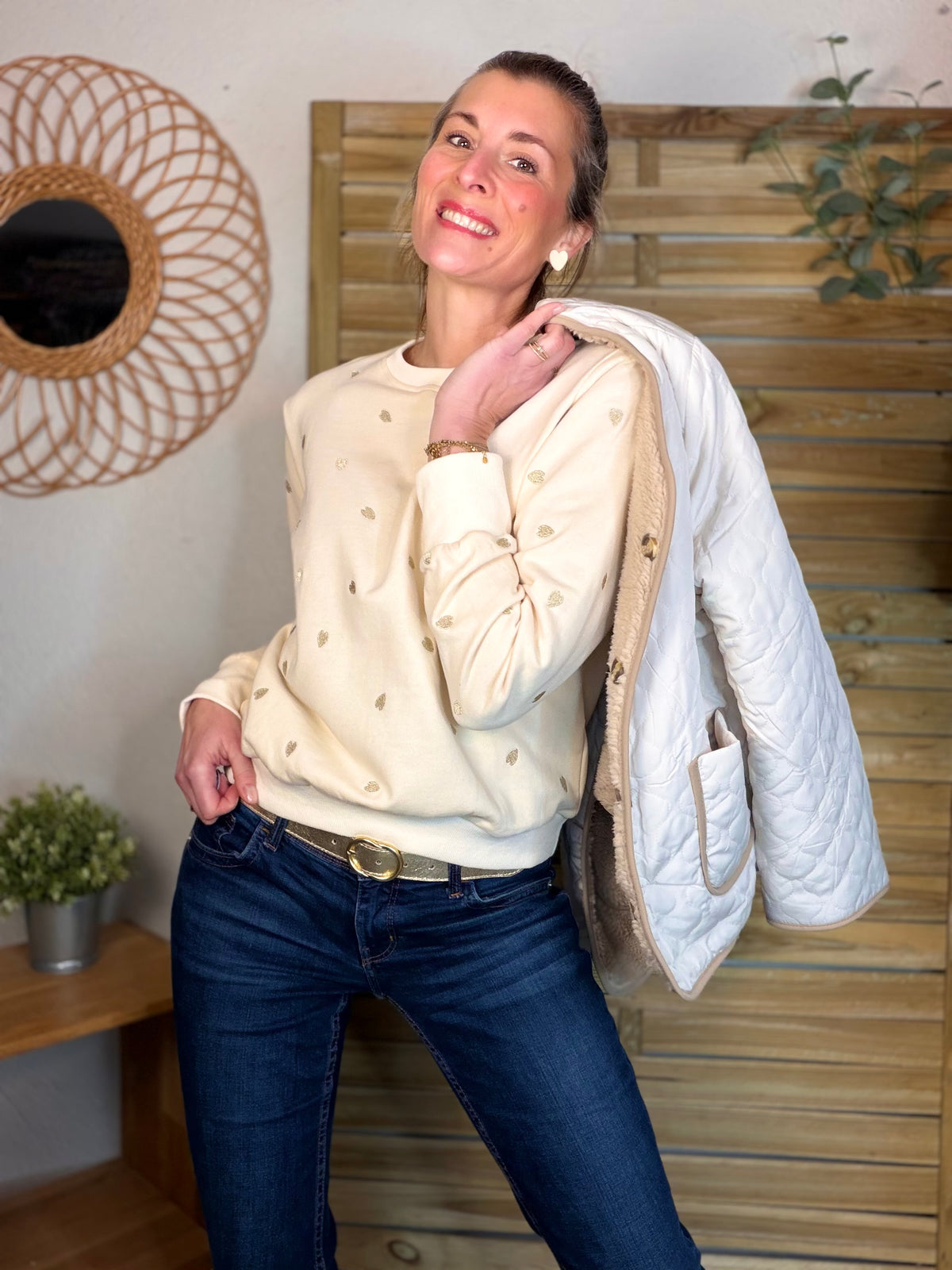 Sweat Beige cœurs dorés brodés 💛 LOUNA - FIN DE SÉRIE