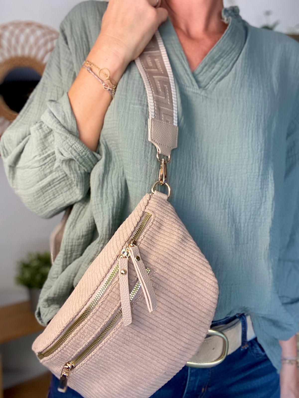 Sac banane L en velours côtelé 2 zips et sangle fantaisie - ASHLY - Beige taupe • FIN DE SÉRIE