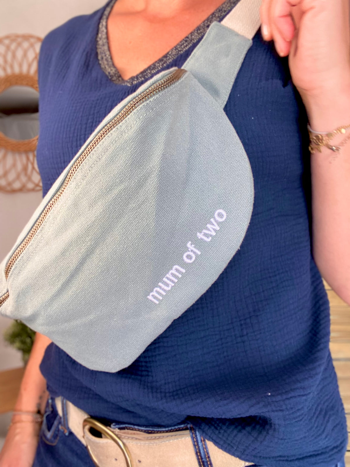 Sac banane en toile MUM OF - Vert sauge - FAMILY IMPACT STORIES - FIN DE SÉRIE