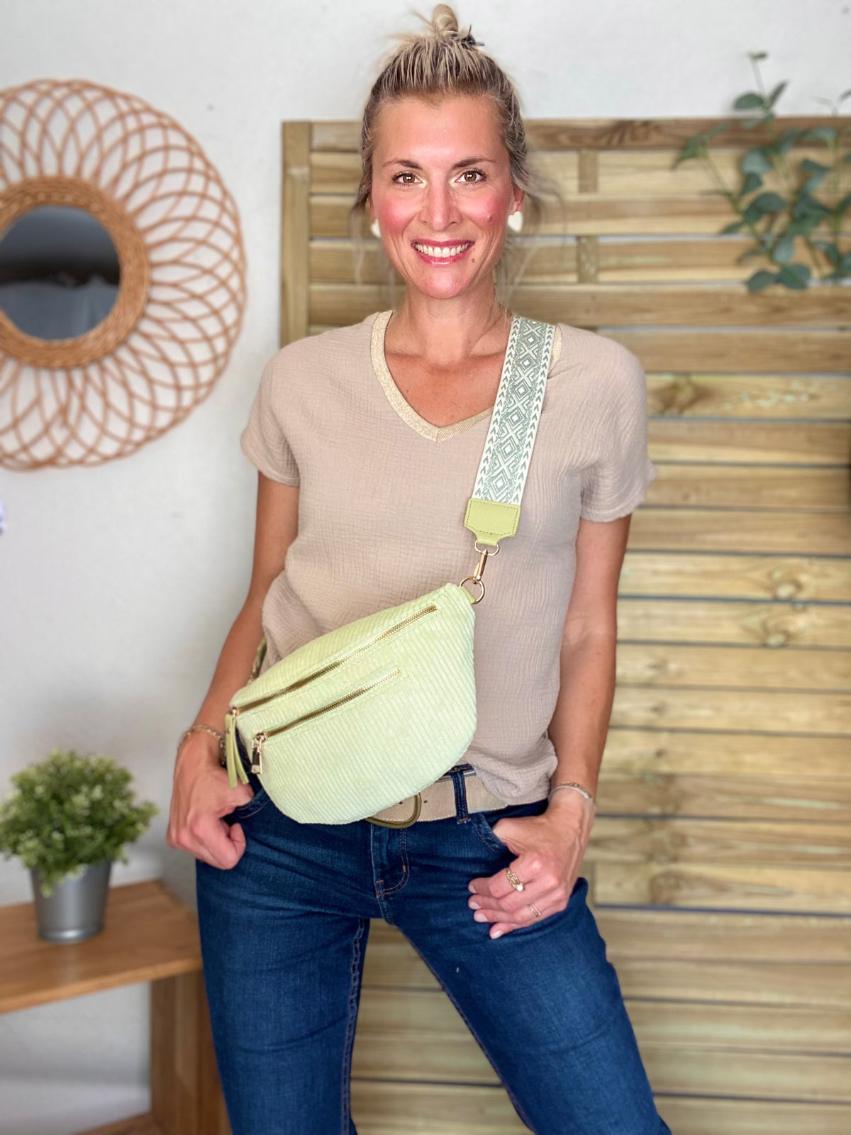 Sac banane L en velours côtelé 2 zips et sangle bicolore - ASHLY - Vert d’eau • FIN DE SÉRIE