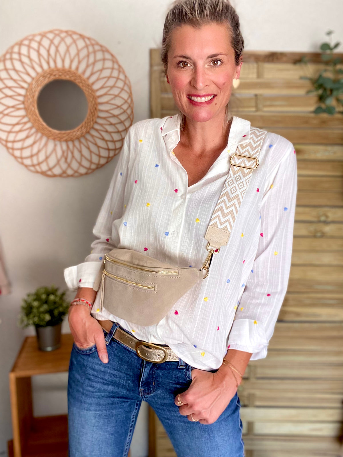 Sac banane avec poche avant, en cuir daim HOLLY - Beige • DÉSTOCKAGE