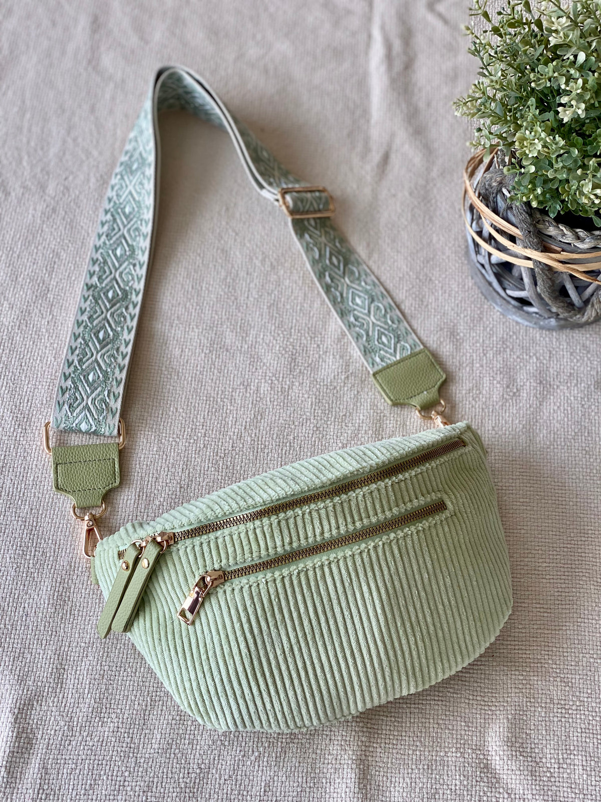 Sac banane L en velours côtelé 2 zips et sangle bicolore - ASHLY - Vert d’eau • FIN DE SÉRIE
