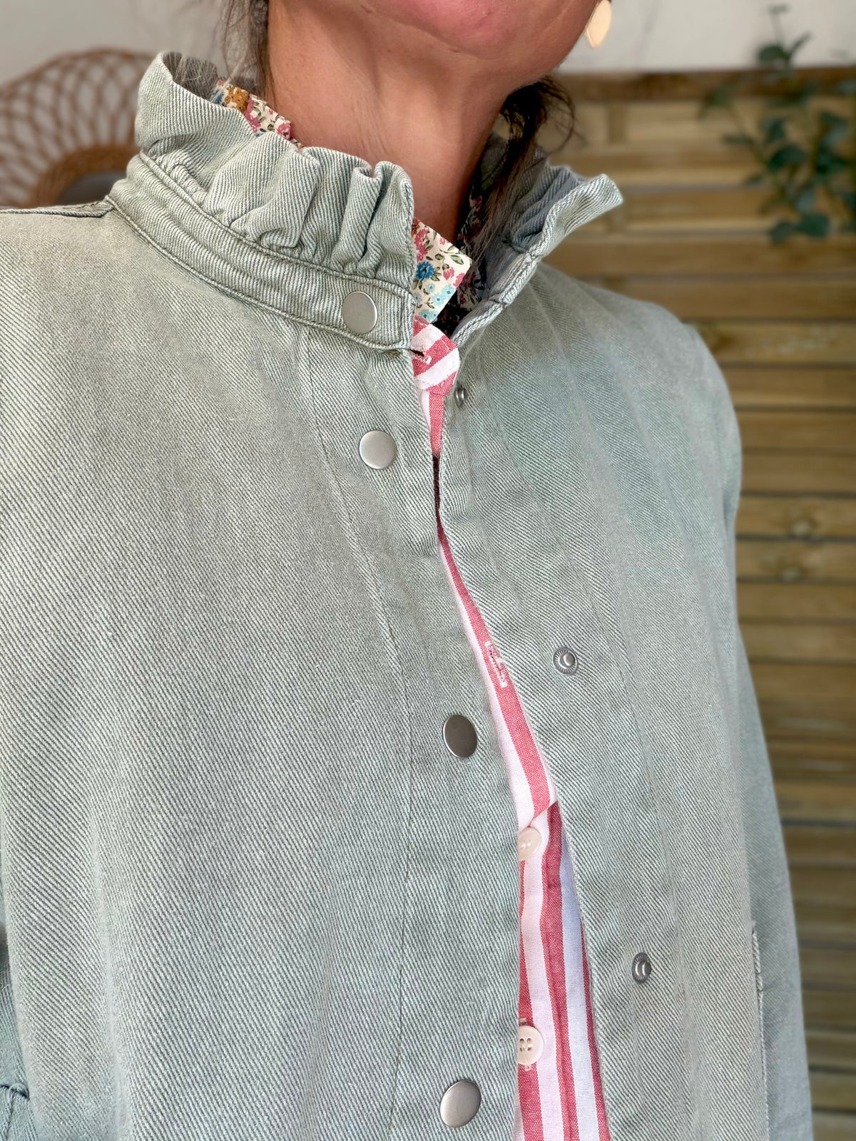 Veste courte légère col volanté JUNE - Vert sauge