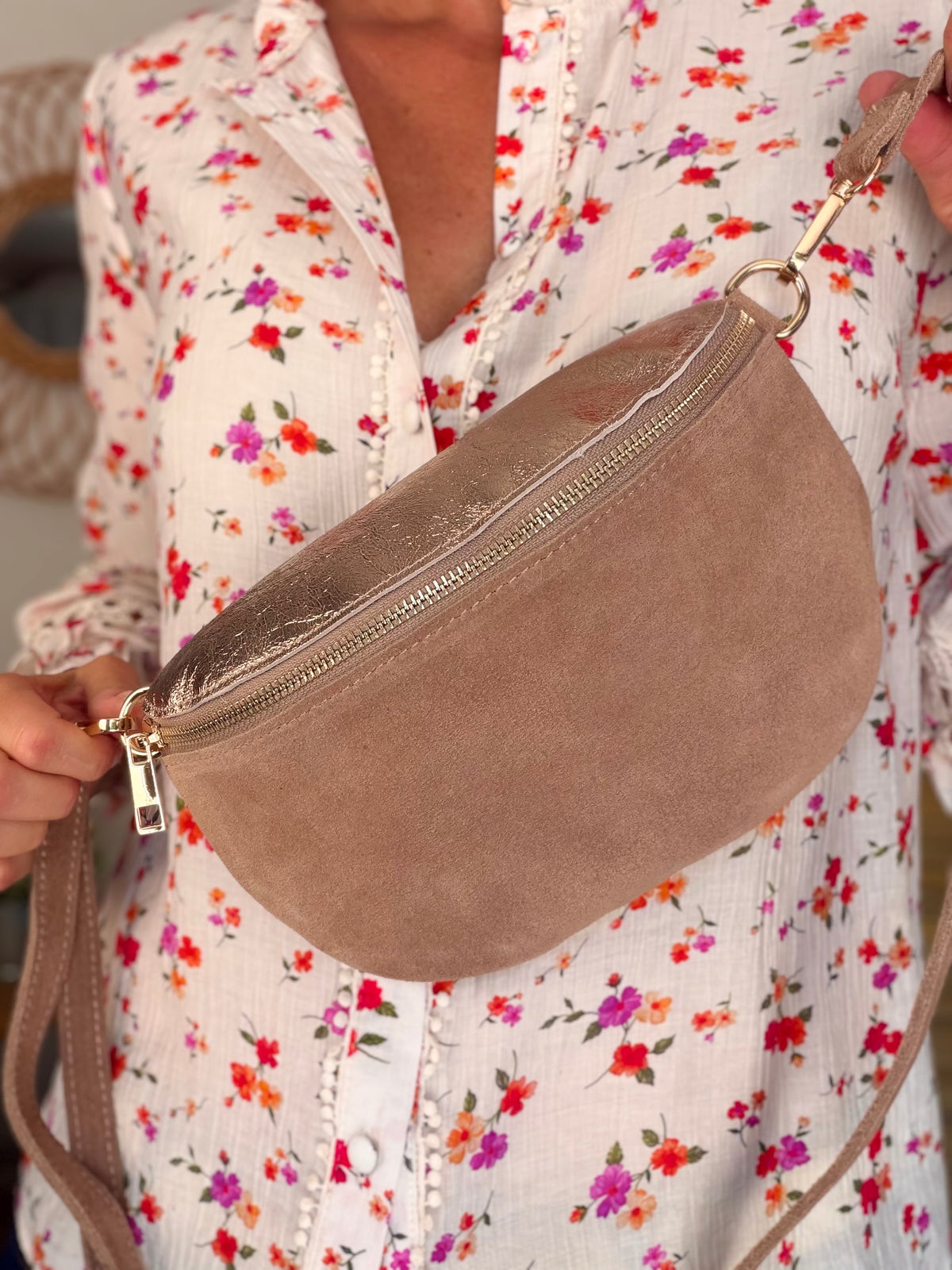 Sac banane M bi-matière en cuir irisé et velours 24cm - POLLY- Taupe/Bronze • FIN DE SÉRIE
